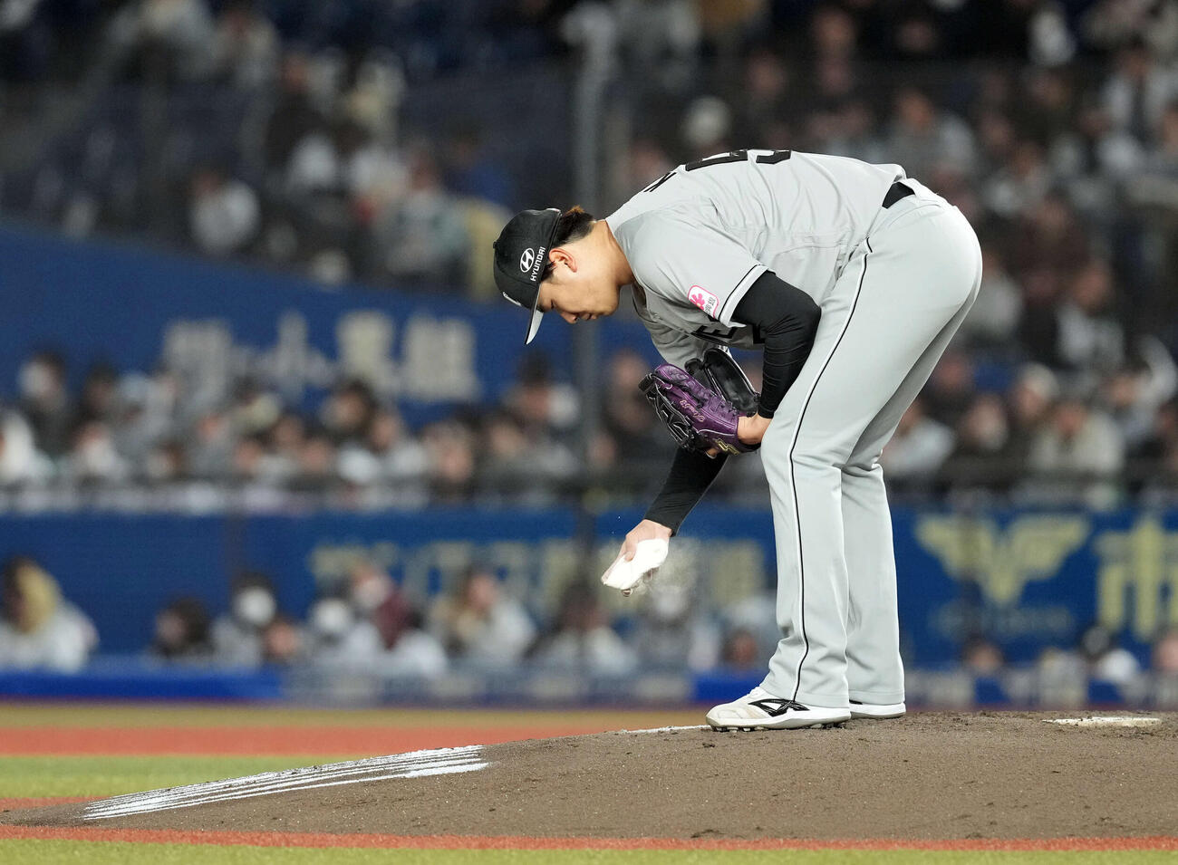 ロッテ対日本ハム　3回表、日本ハムに先制を許すロッテの先発木村（撮影・たえ見朱実）