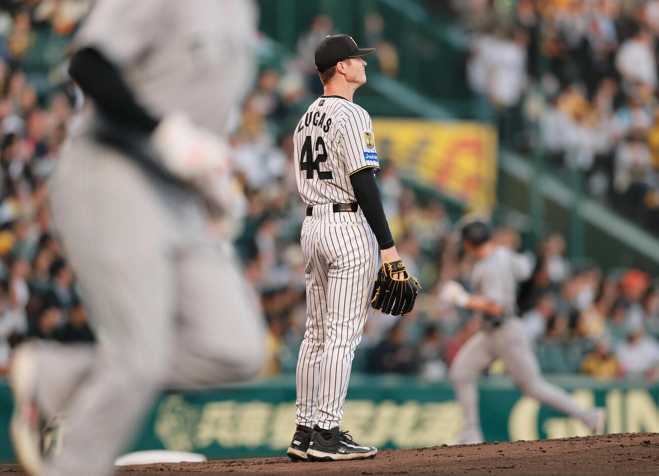 阪神対巨人　1回表巨人1死一、二塁、ルーカスはダルベックに3点本塁打を浴びる（撮影・上山淳一）