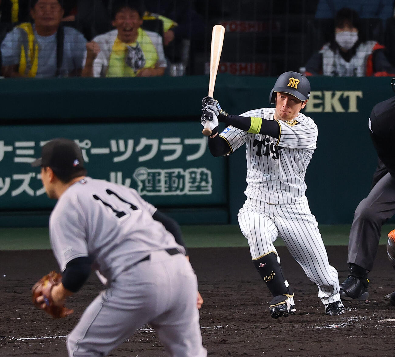 阪神対巨人　5回裏阪神1死一、二塁、近本は安打を放つ（撮影・上田博志）
