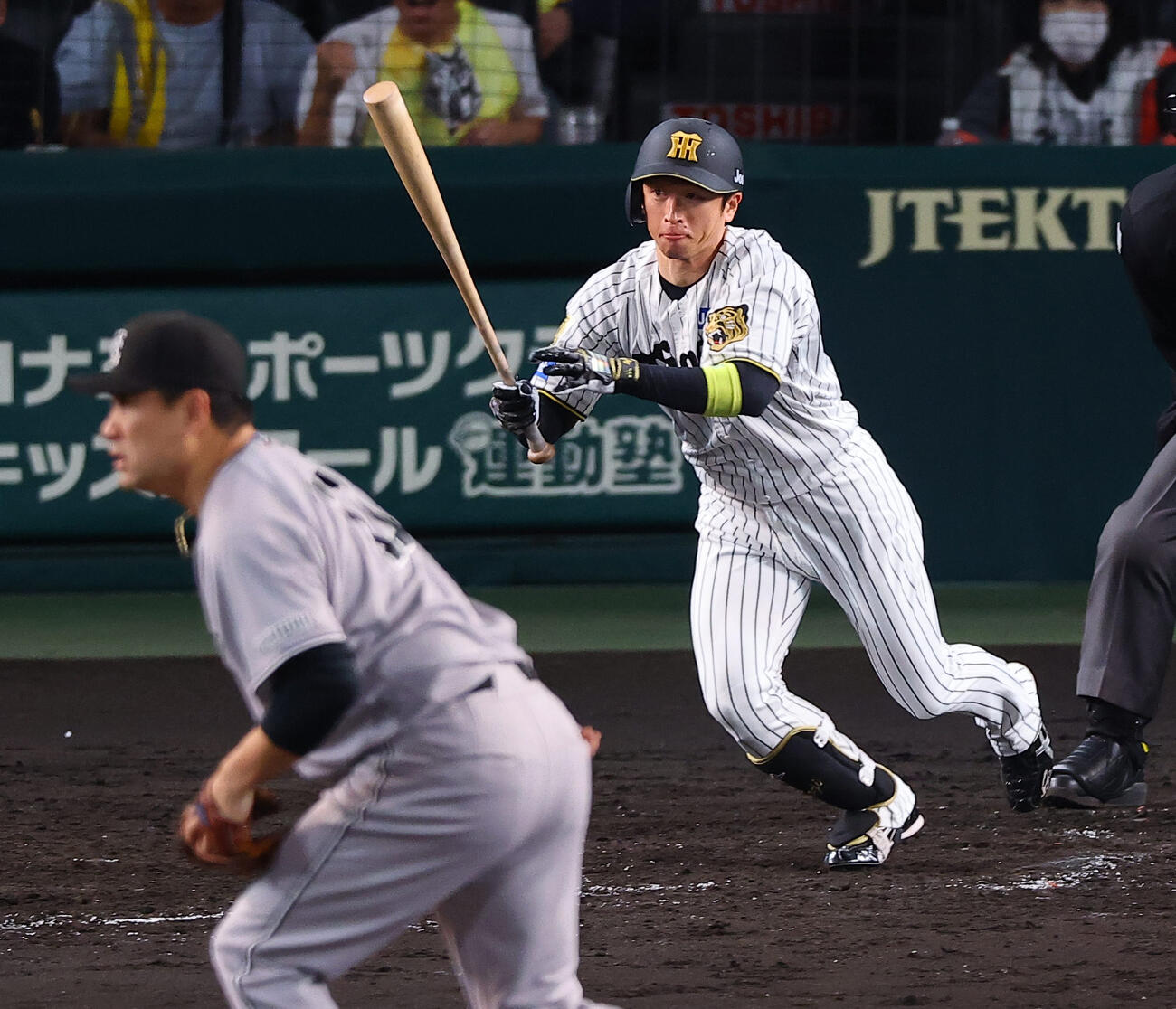 阪神対巨人　5回裏阪神1死一、二塁、近本は安打を放つ（撮影・上田博志）