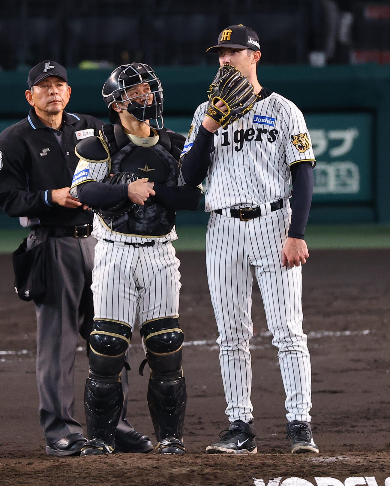 阪神対巨人　5回表巨人2死二塁、坂本（中央）とルーカスはマウンドで話をする（撮影・上田博志）