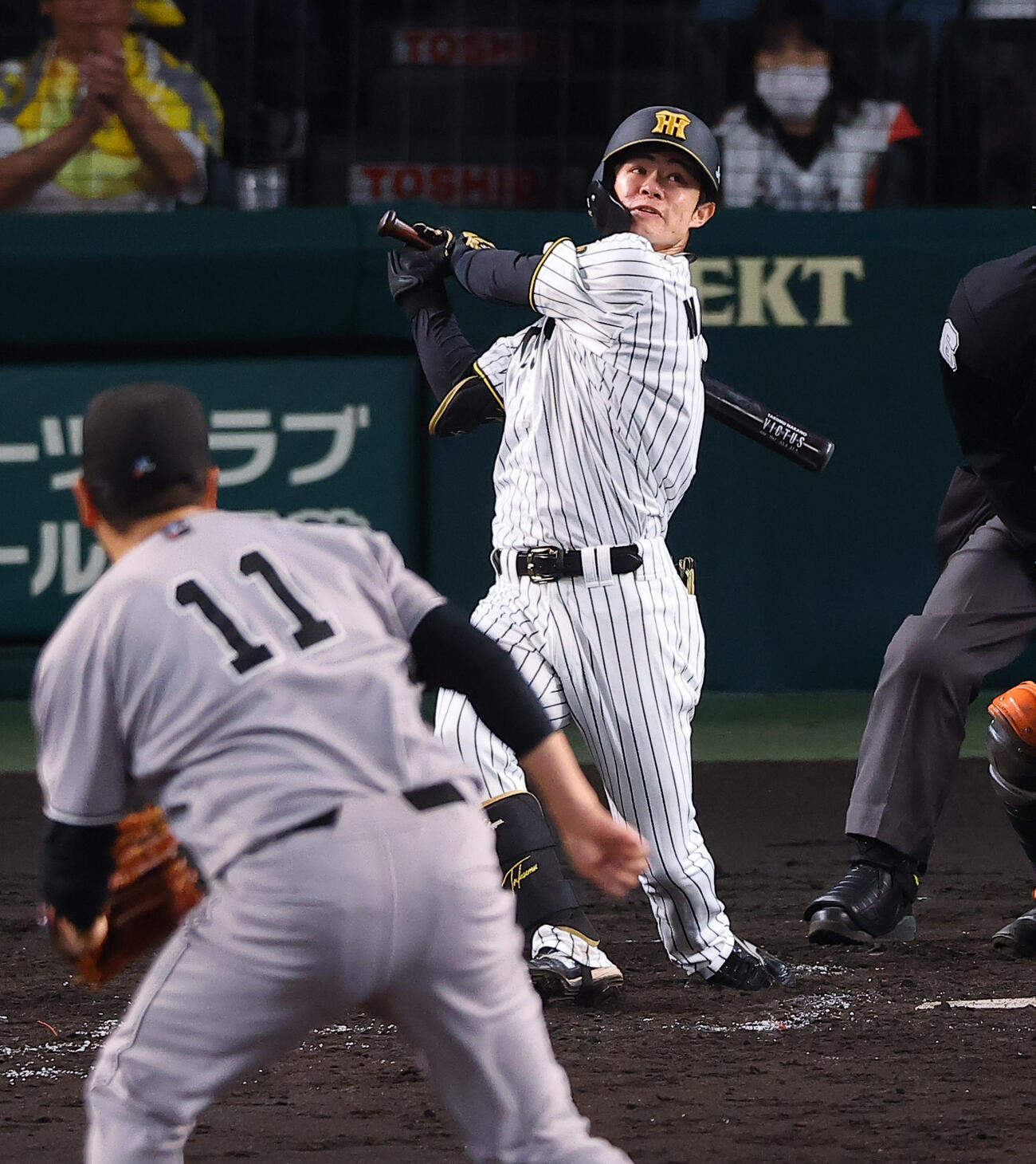 阪神対巨人　5回裏阪神1死満塁、中野は犠飛を放つ（撮影・上田博志）