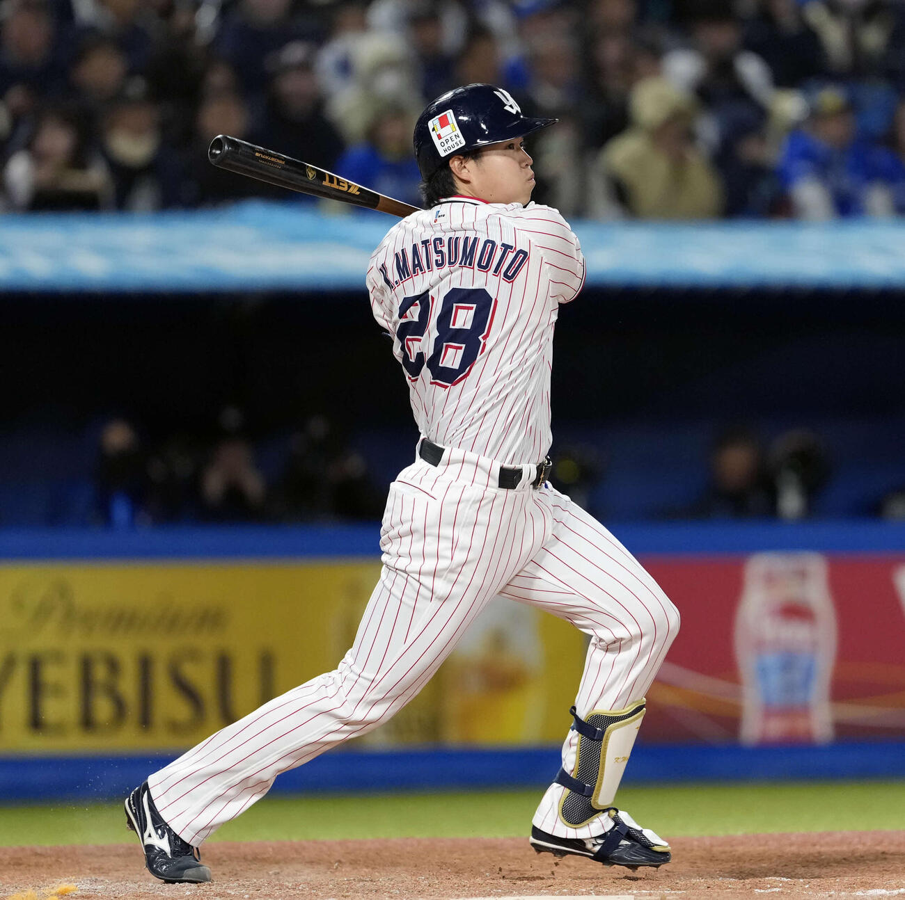 ヤクルト対DeNA 4回裏ヤクルト1死、右前打を放つ松本健（撮影・小島史椰）