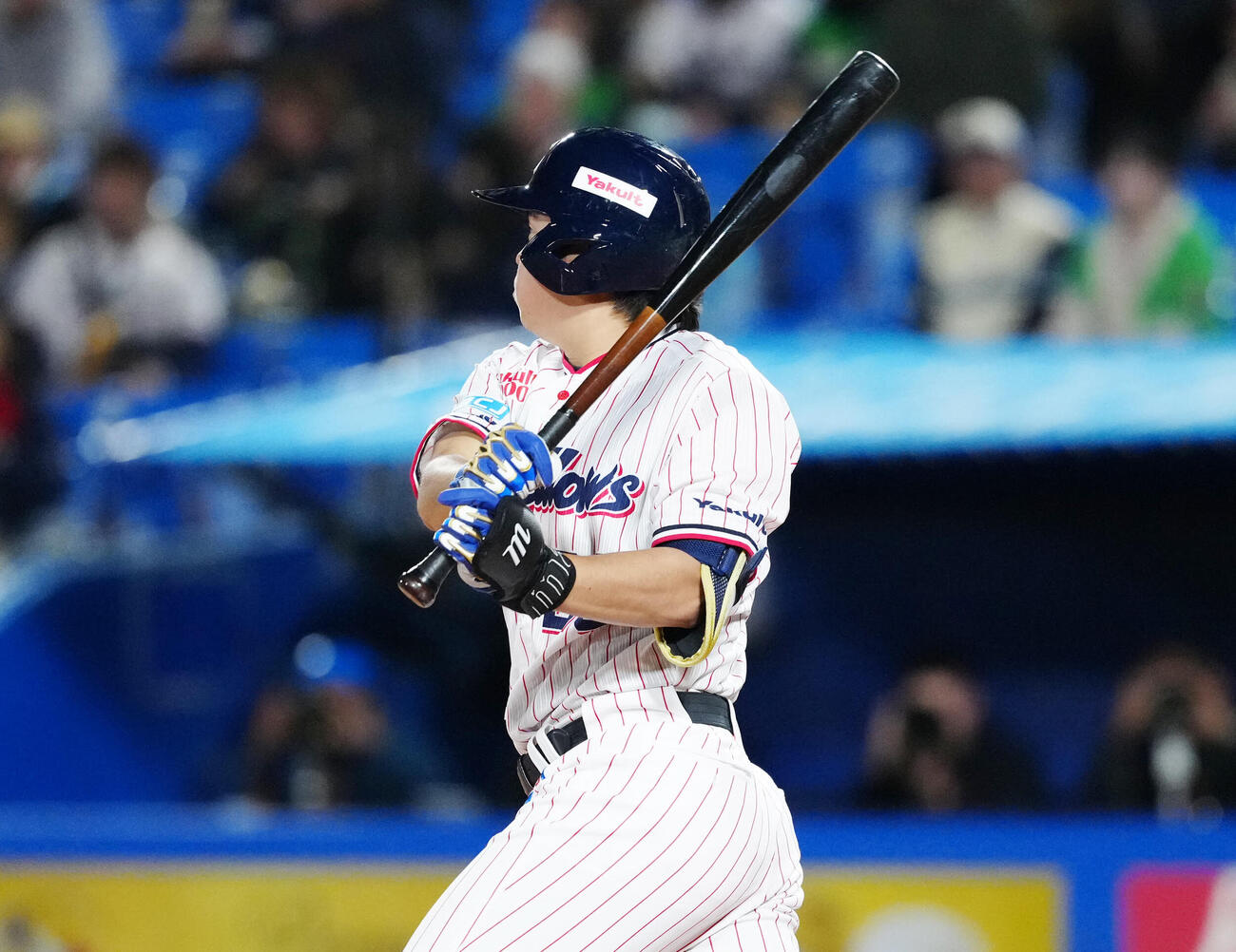 ヤクルト対DeNA 4回裏ヤクルト1死、右前打を放つ松本健（撮影・江口和貴）