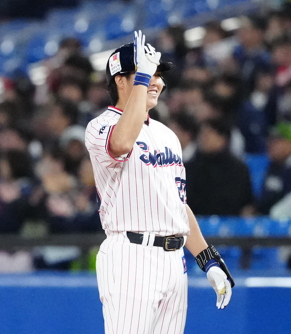 ヤクルト対DeNA 4回裏ヤクルト1死、右前打を放ち笑顔を見せる松本健（撮影・江口和貴）