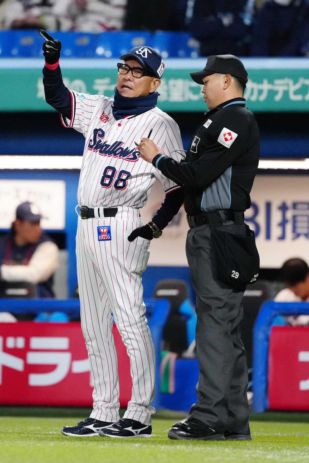 ヤクルト対DeNA 8回表開始前、選手交代を告げるヤクルト池山監督（左）（撮影・江口和貴）
