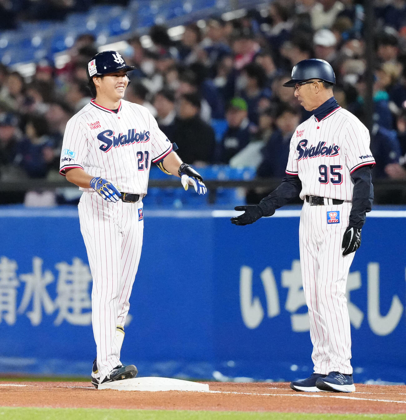 ヤクルト対DeNA 4回裏ヤクルト1死、右前打を放ち笑顔を見せる松本健（左）。右は土橋一塁ベースコーチ（撮影・江口和貴）