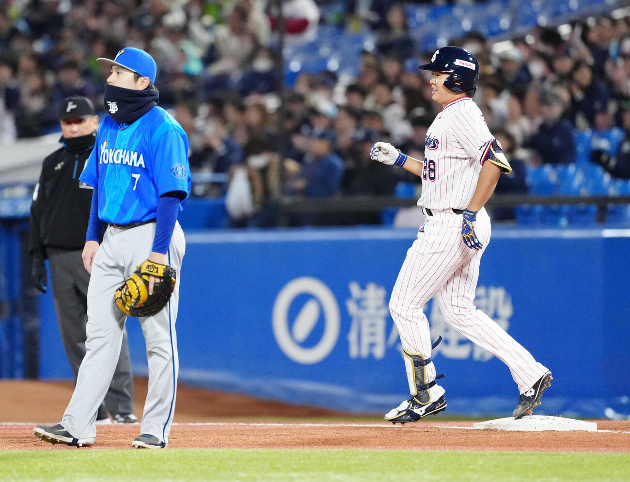 ヤクルト対DeNA 2回裏ヤクルト2死一塁、左前打でプロ初安打とした松本健（右）（撮影・江口和貴）