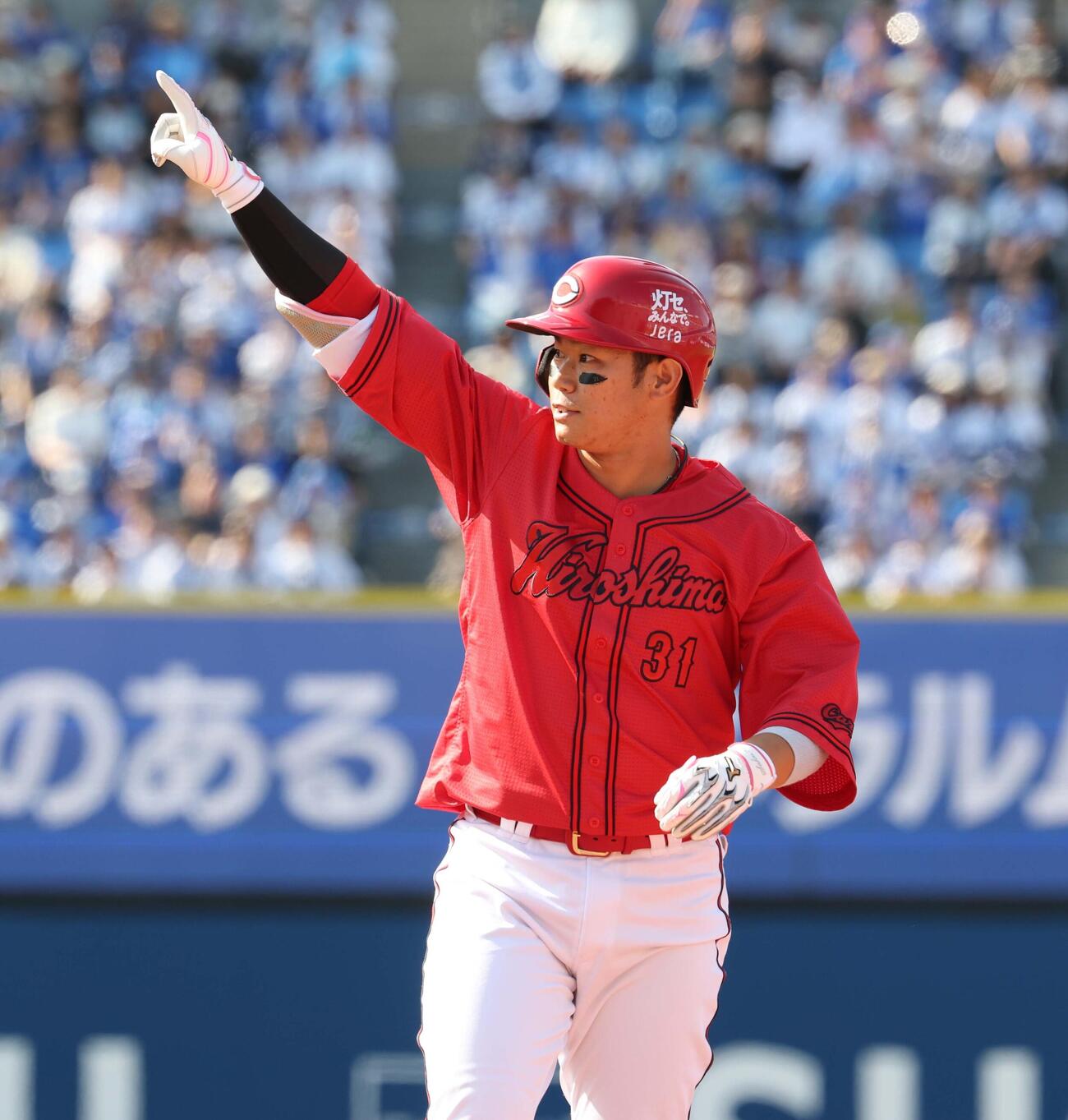 12日、適時打を放ちポーズをとる広島坂