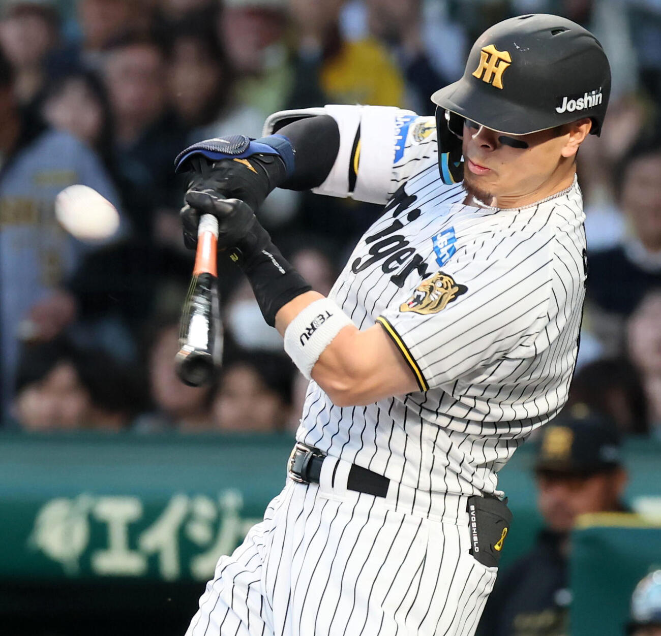 阪神対巨人　1回裏阪神2死一塁、佐藤は中越え2点本塁打を放つ（撮影・加藤哉）