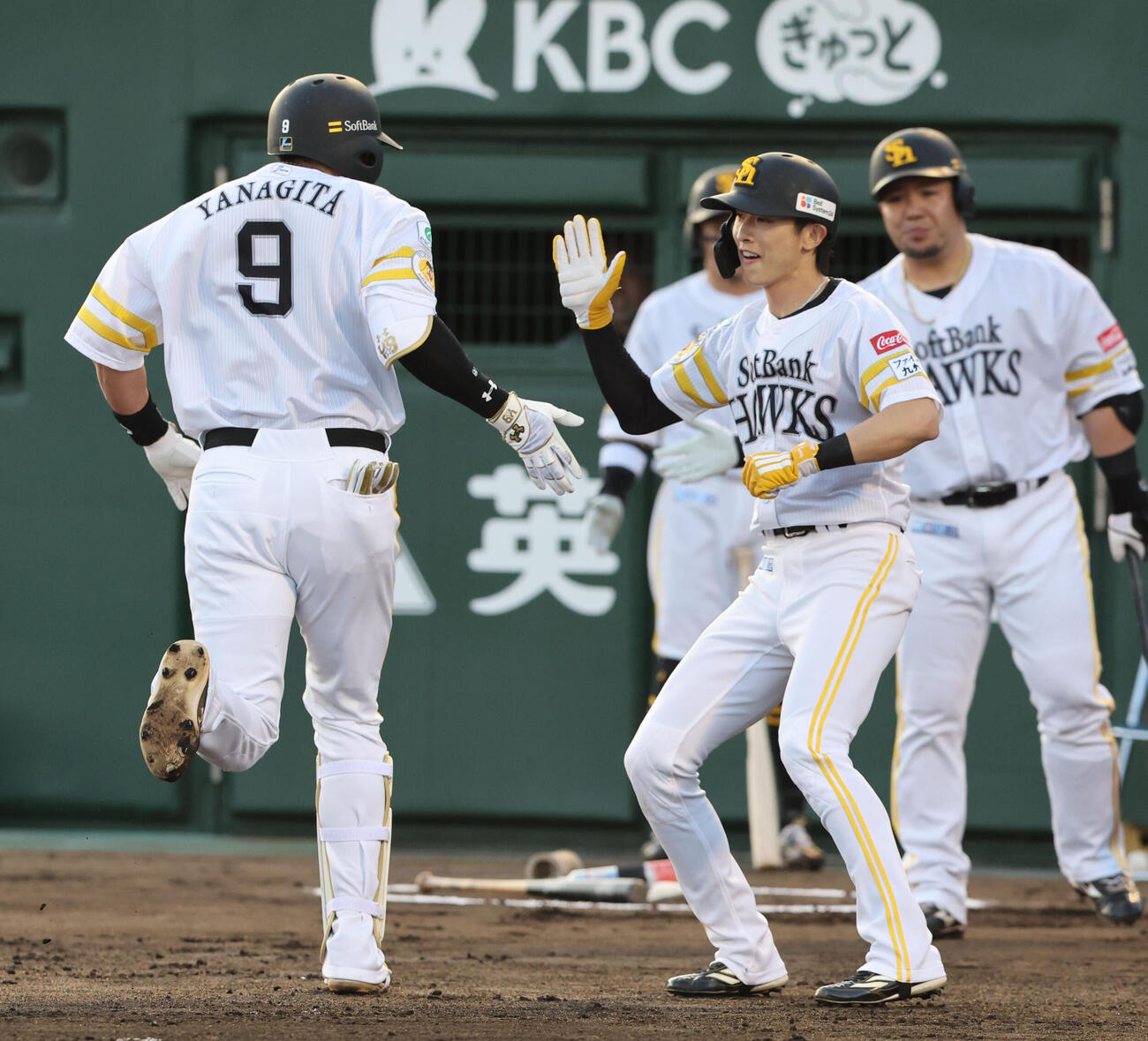 ソフトバンク対楽天　1回裏ソフトバンク1死二、三塁、柳田は左中間に先制3点本塁打を放ち周東に迎えられる（撮影・梅根麻紀）