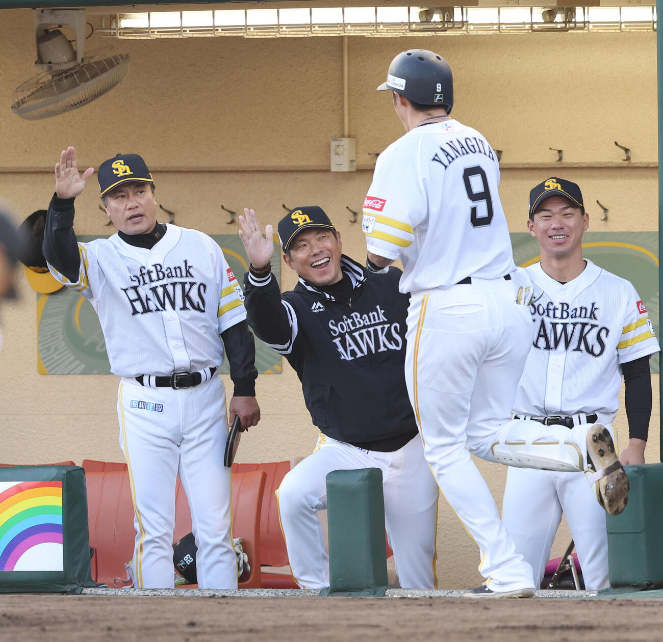 ソフトバンク対楽天　1回裏ソフトバンク1死二、三塁、柳田は左中間に先制3点本塁打を放ち小久保監督に迎えられる（撮影・梅根麻紀）
