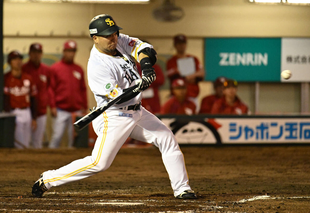 ソフトバンク対楽天　3回裏ソフトバンク1死、山川は左越えに本塁打を放つ（撮影・林敢治）