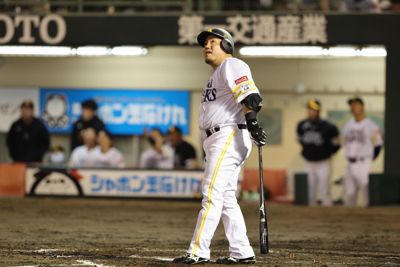 ソフトバンク対楽天　3回裏ソフトバンク1死、山川は左越え本塁打を放つ（撮影・梅根麻紀）