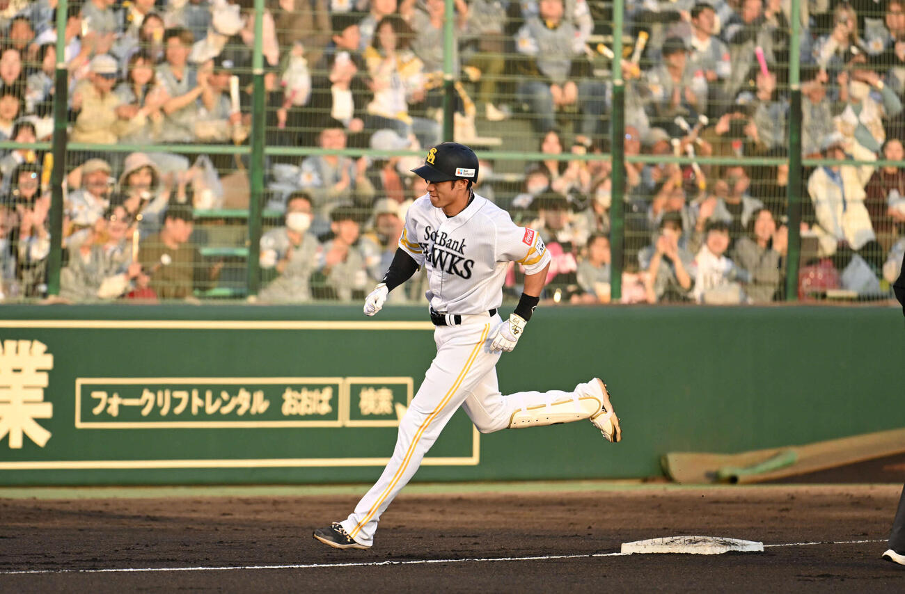 ソフトバンク対楽天　1回裏ソフトバンク1死二、三塁、柳田は先制3点本塁打を放つ（撮影・林敢治）