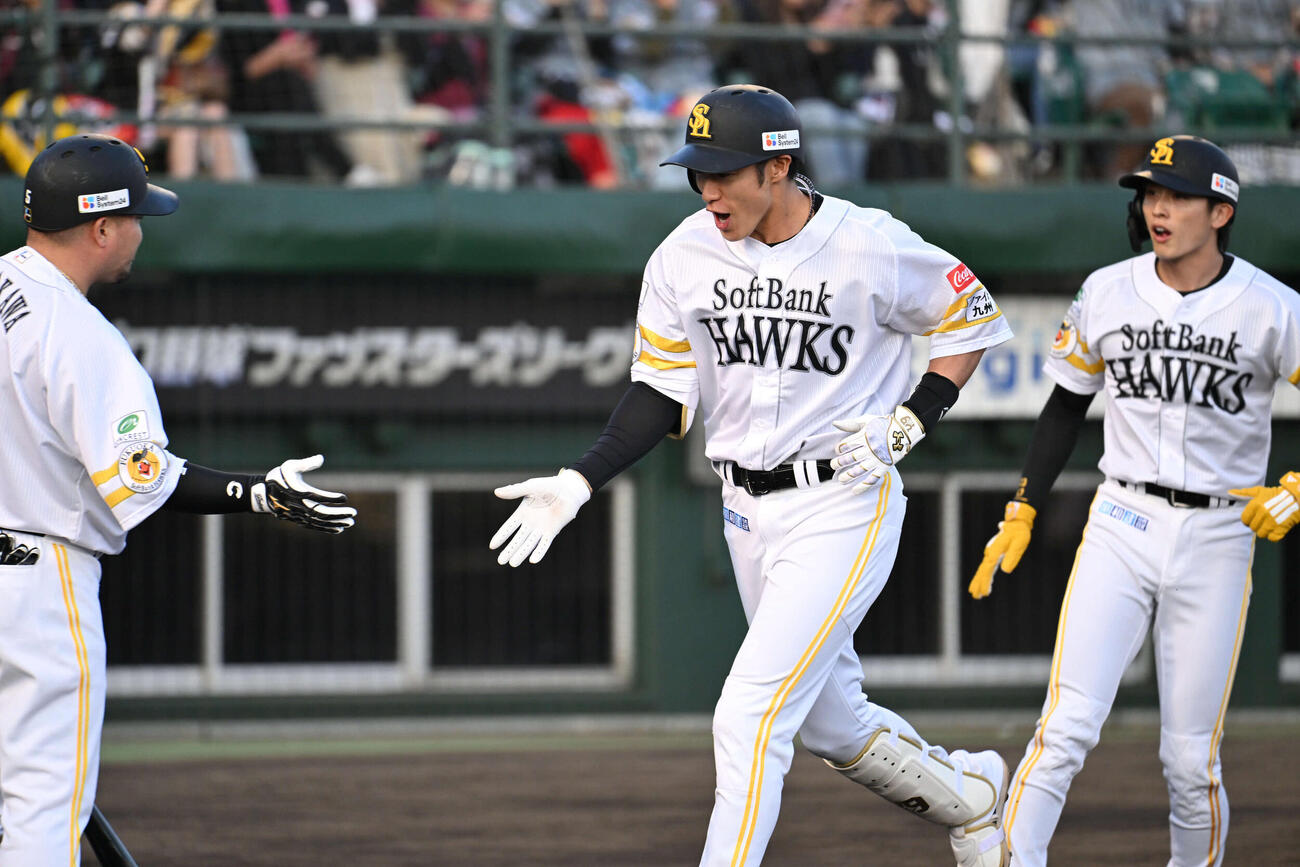 ソフトバンク対楽天　1回裏ソフトバンク1死二、三塁、柳田（中央）は先制3点本塁打を放ちナインとタッチを交わす（撮影・林敢治）