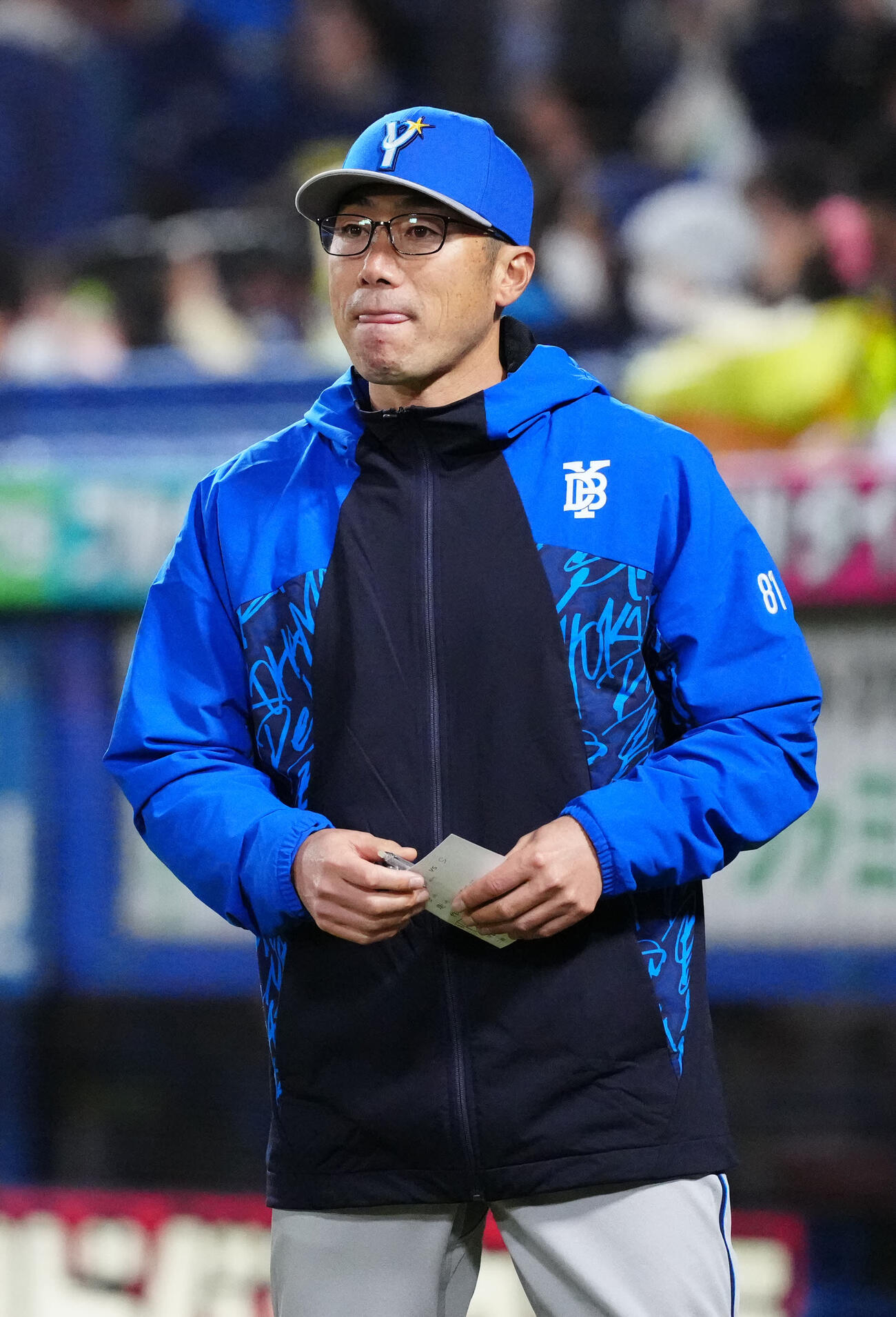 ヤクルト対DeNA 8回裏開始前、選手交代を告げたDeNA相川監督（撮影・江口和貴）