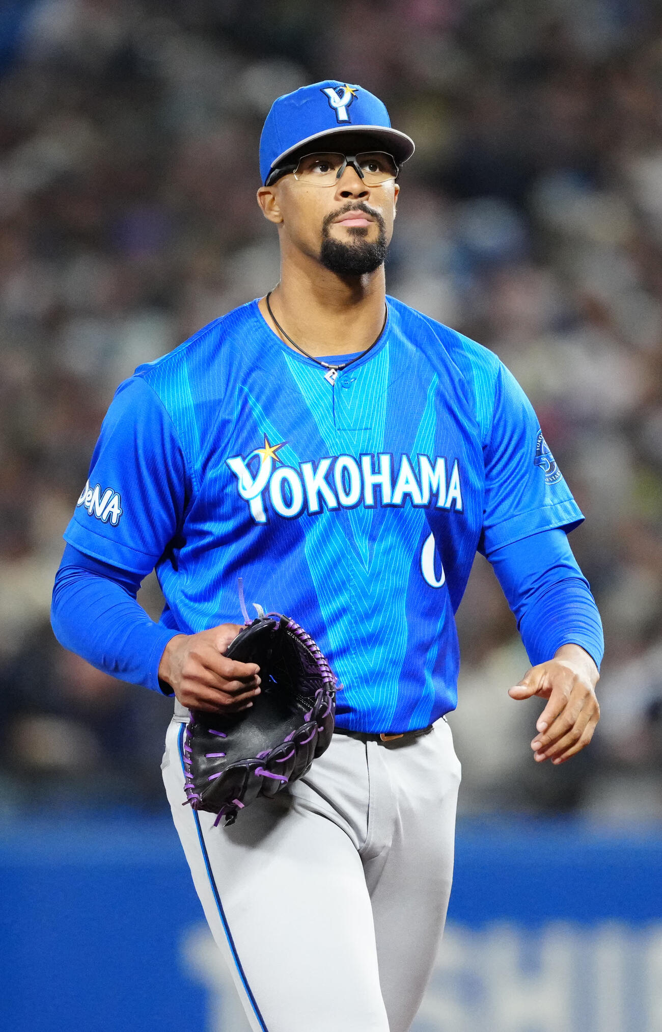 ヤクルト対DeNA 4回裏終了後、ベンチに引き揚げるDeNA先発のデュプランティエ（撮影・江口和貴）