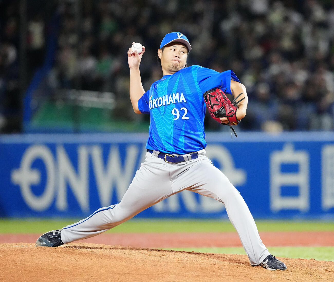 ヤクルト対DeNA DeNA3番手の堀岡（撮影・江口和貴）