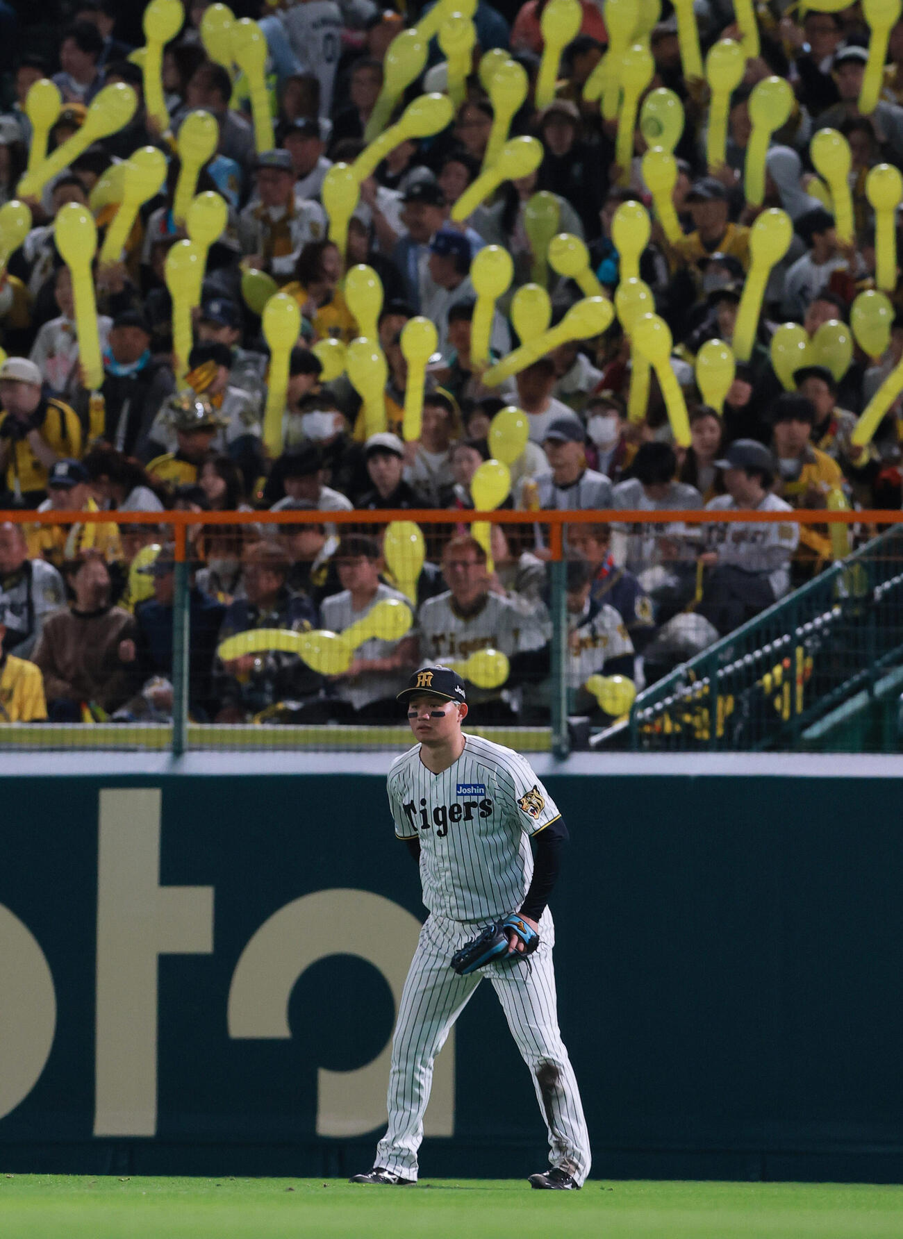 阪神対巨人　7回表、右翼を守る阪神森下（撮影・上山淳一）