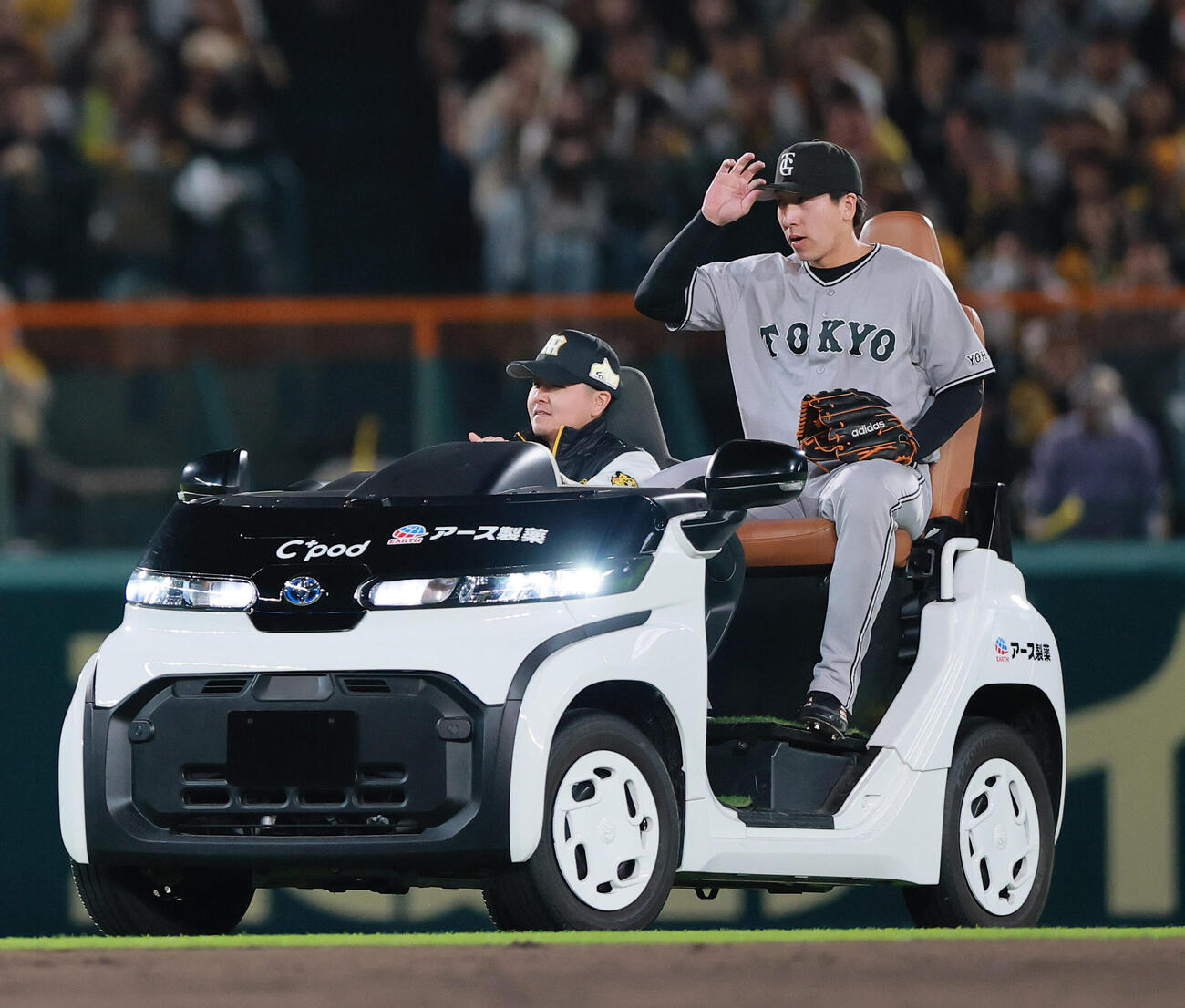 阪神対巨人　8回裏、リリーフカーでマウンドに向かう巨人大勢（撮影・上山淳一）