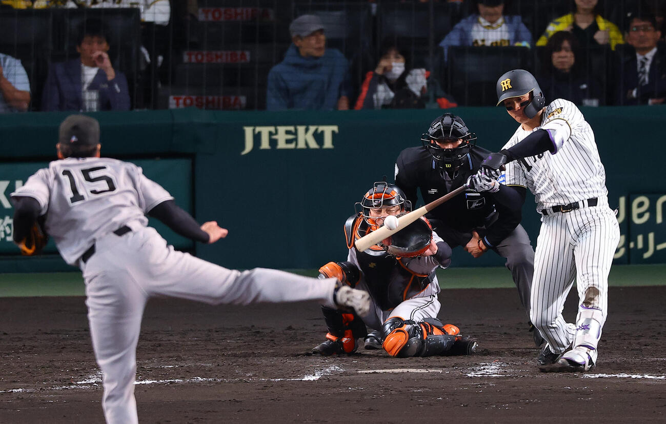 阪神対巨人　8回裏阪神無死、森下は二塁打を放つ（撮影・上田博志）