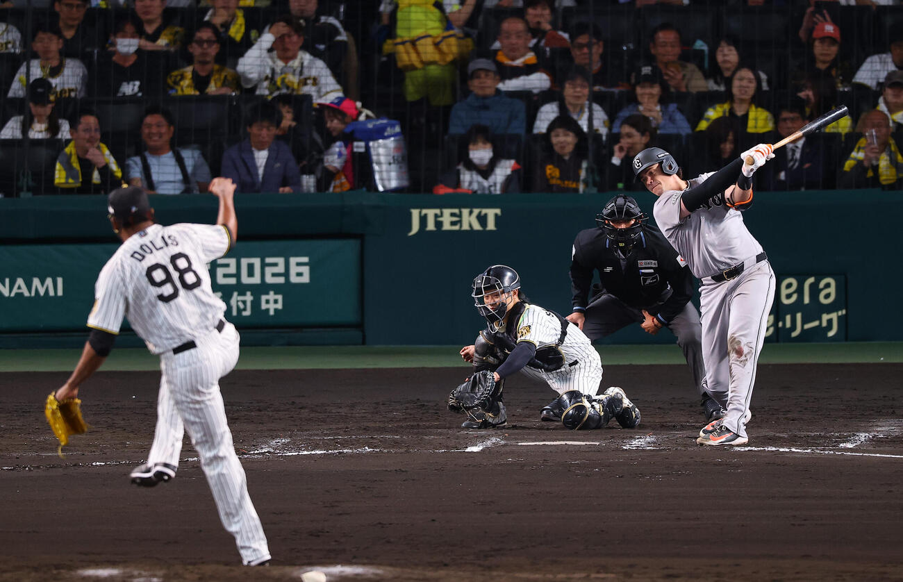 阪神対巨人　8回表巨人無死、ダルベックは三振に倒れる。投手はドリス（撮影・上田博志）