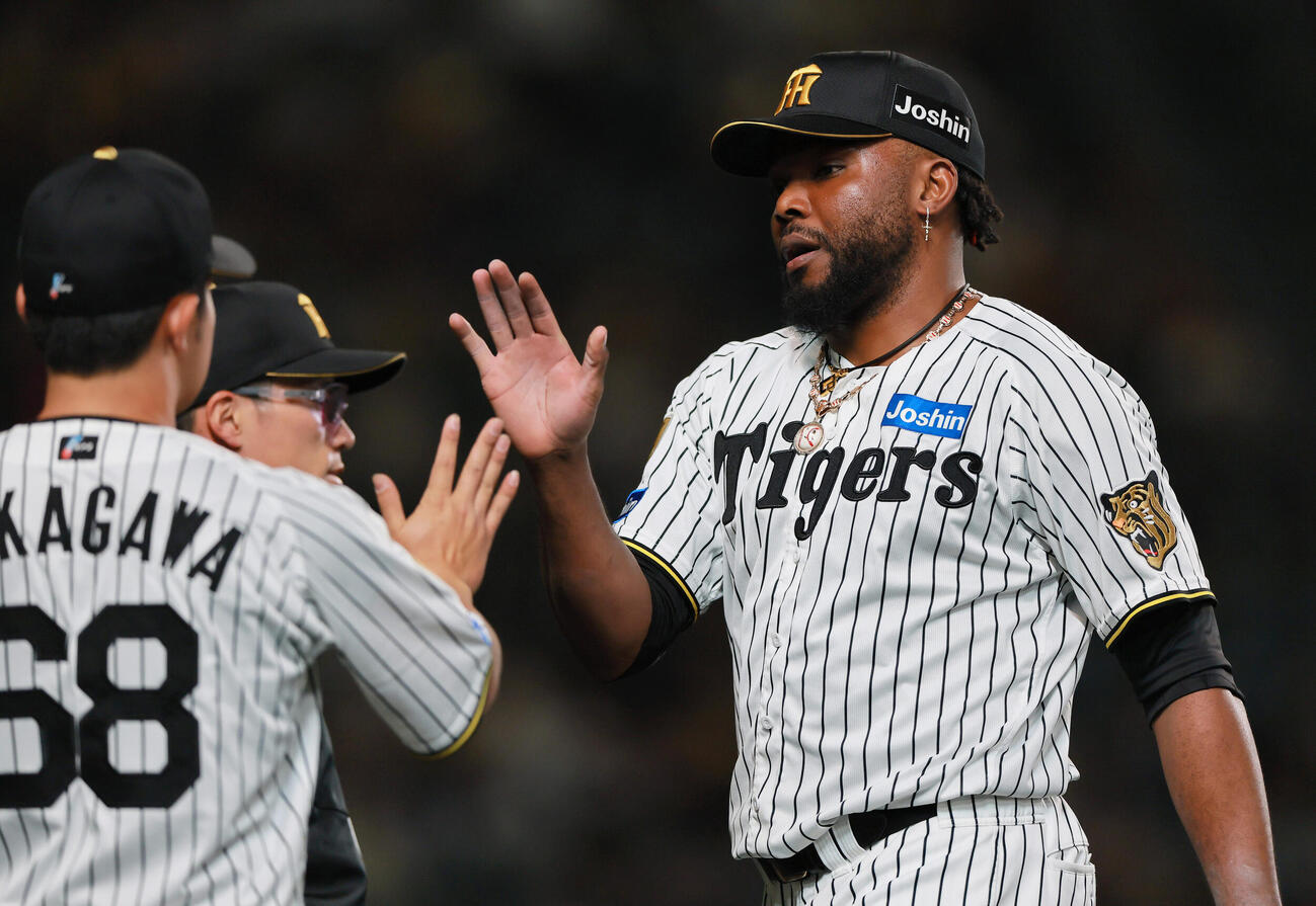 阪神対巨人　8回に登板した阪神ドリス（右）は無失点に終えベンチに引き揚げる（撮影・上山淳一）