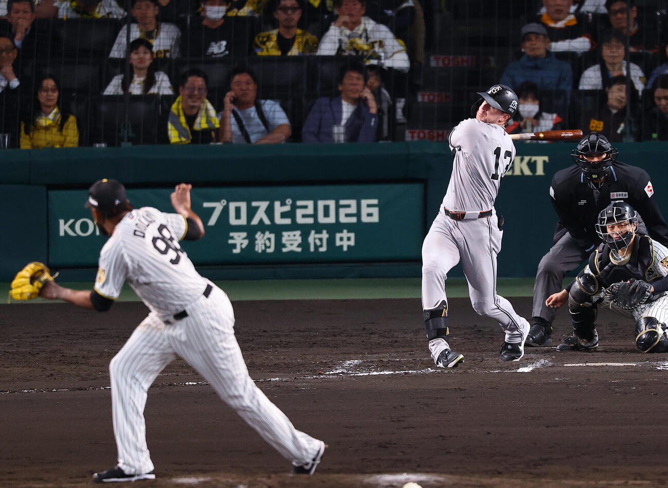 阪神対巨人　8回表巨人1死、キャベッジは三振に倒れる。投手はドリス（撮影・上田博志）