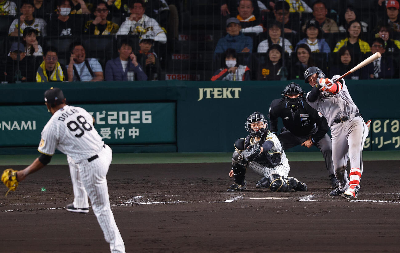 阪神対巨人　8回表巨人2死、増田陸は三振に倒れる。投手はドリス（撮影・上田博志）