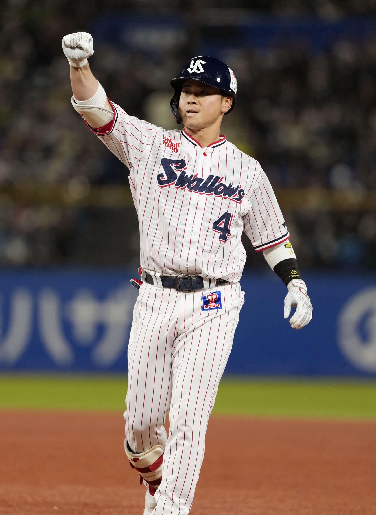 ヤクルト対DeNA 2回裏ヤクルト2死一、二塁、先制適時打を放ちガッツポーズをする丸山和（撮影・小島史椰）