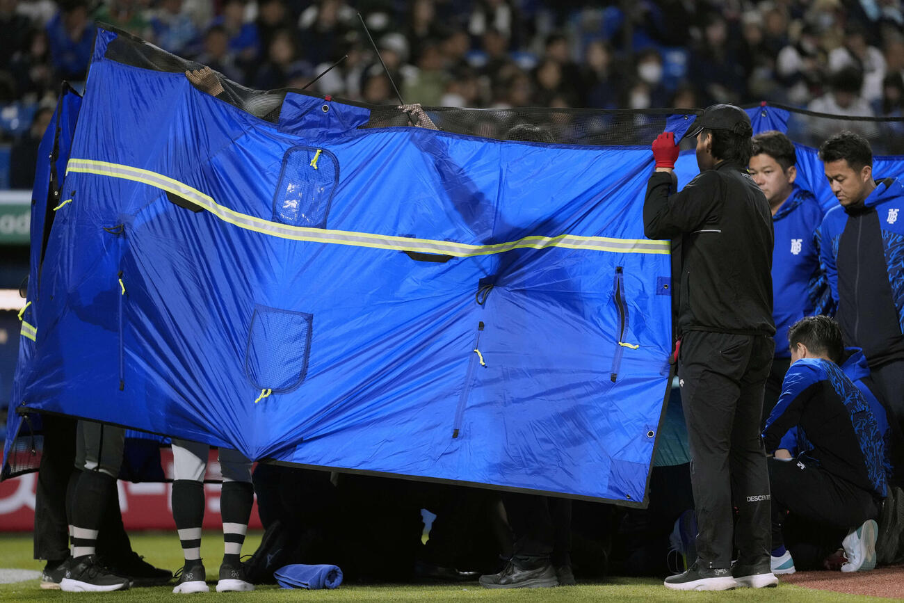 ヤクルト対DeNA 8回裏ヤクルト無死、オスナのバットが主審に当たり救護活動が行われる（撮影・小島史椰）