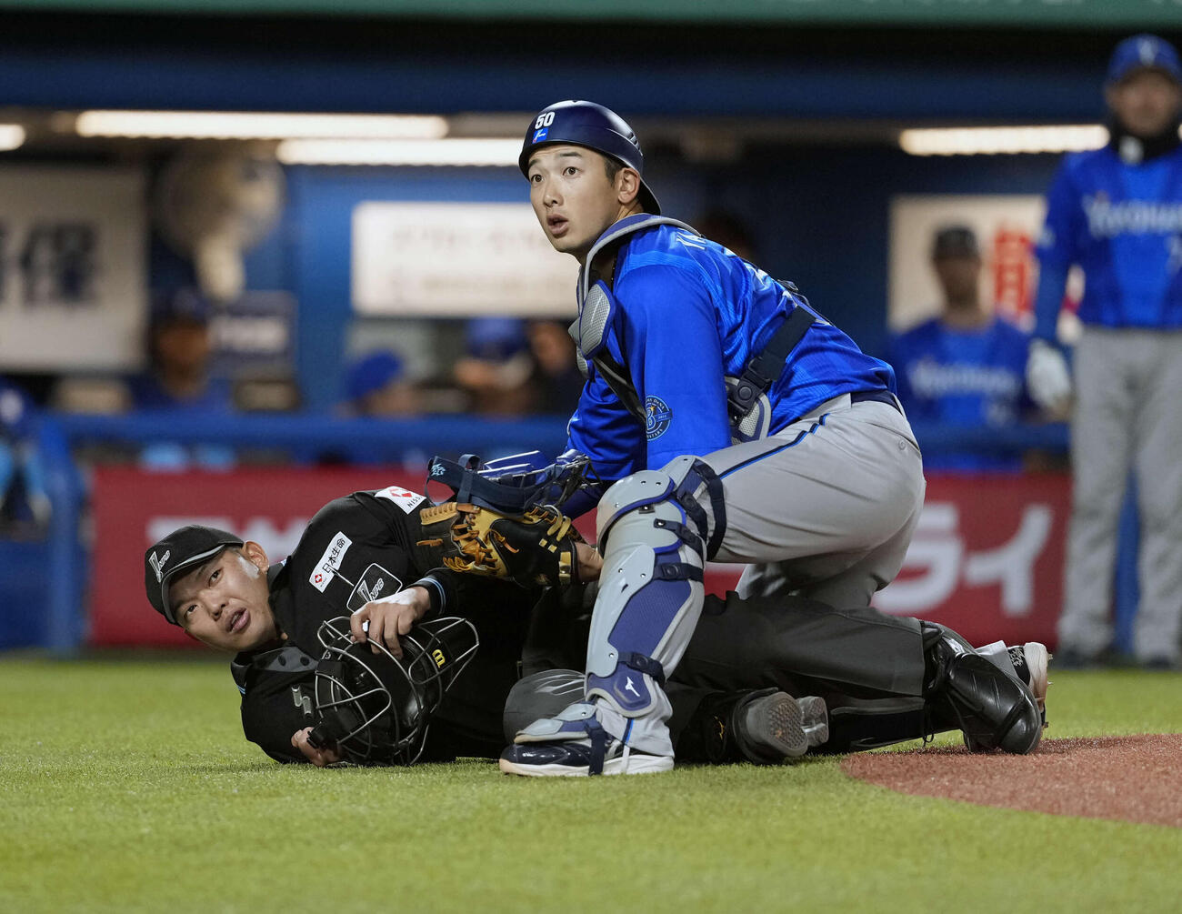 ヤクルト対DeNA 8回裏ヤクルト無死、オスナのバットが主審に当たり救護活動が行われる（撮影・小島史椰）