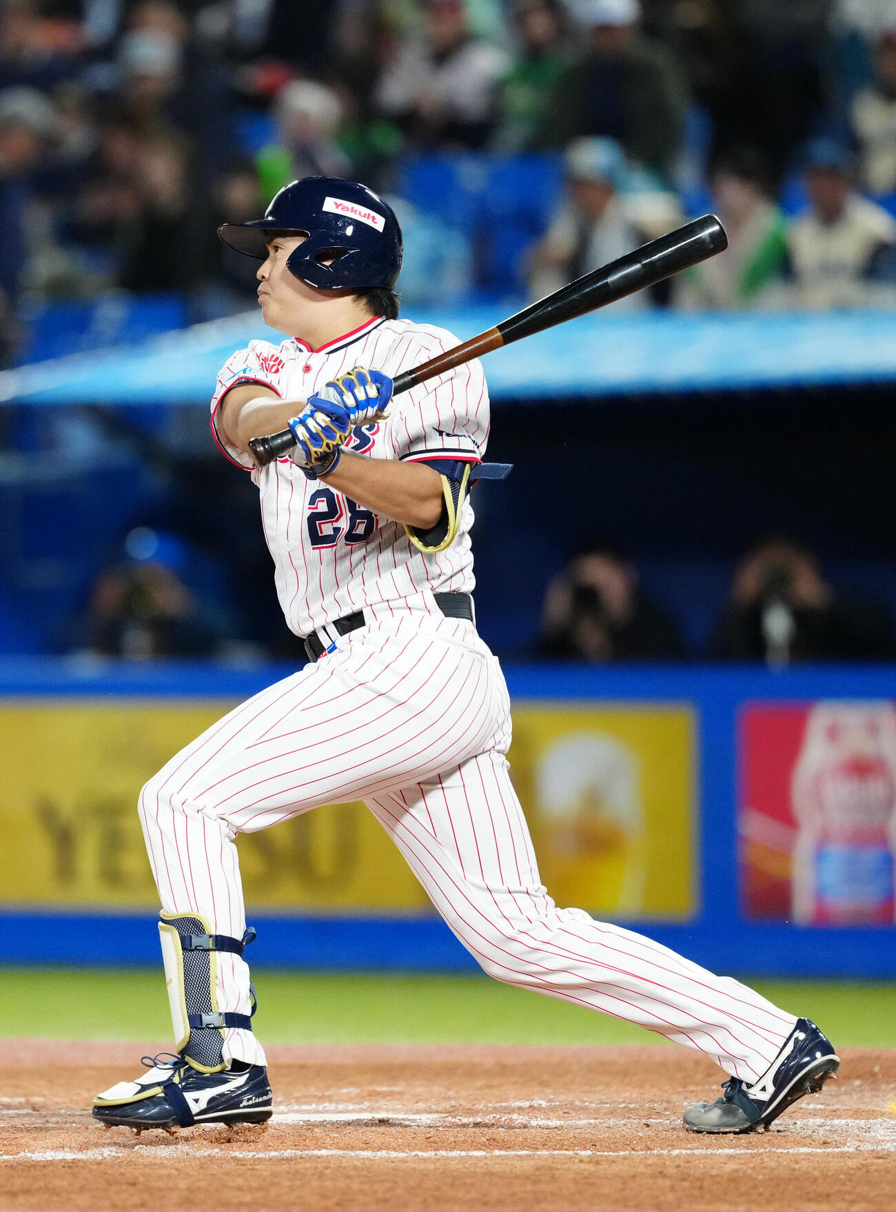 ヤクルト対DeNA 2回裏ヤクルト2死一塁、プロ初安打となる左前打を放つ松本健（撮影・江口和貴）