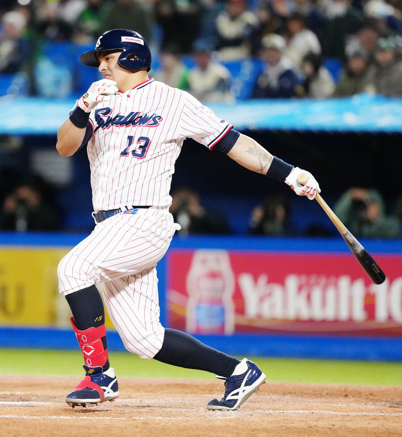 ヤクルト対DeNA 3回裏ヤクルト2死、二塁打を放つオスナ（撮影・江口和貴）