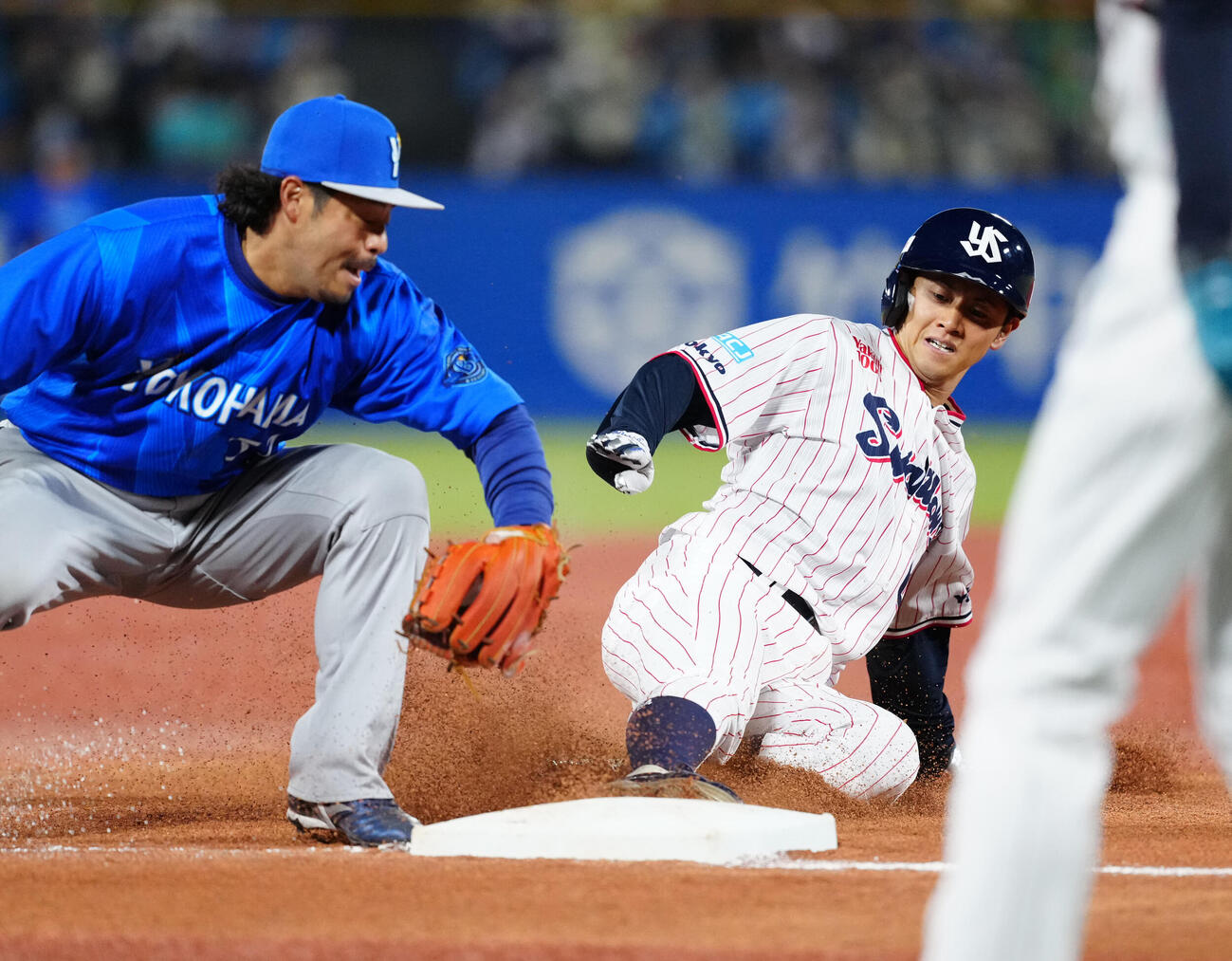 ヤクルト対DeNA 3回裏ヤクルト2死二塁、三塁盗塁を決める岩田（右）。三塁手宮崎（撮影・江口和貴）