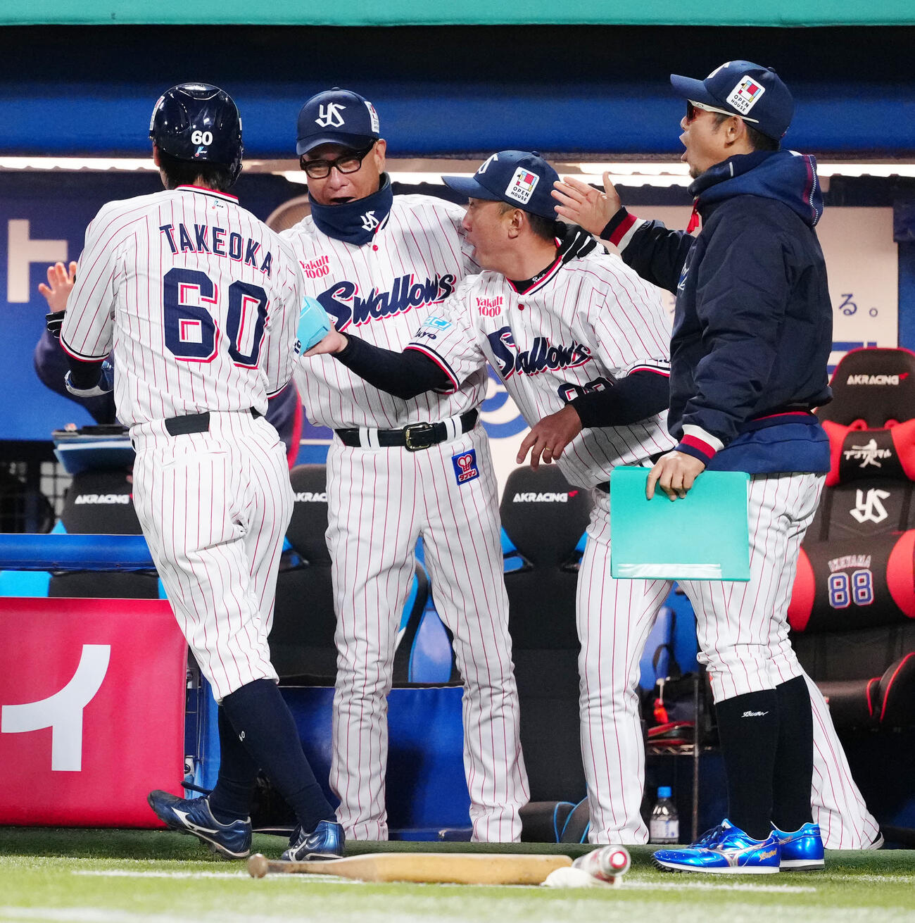 ヤクルト対DeNA 2回裏ヤクルト2死一、二塁、丸山和の先制適時打で生還した武岡（左端）を迎える池山監督（中央左）（撮影・江口和貴）
