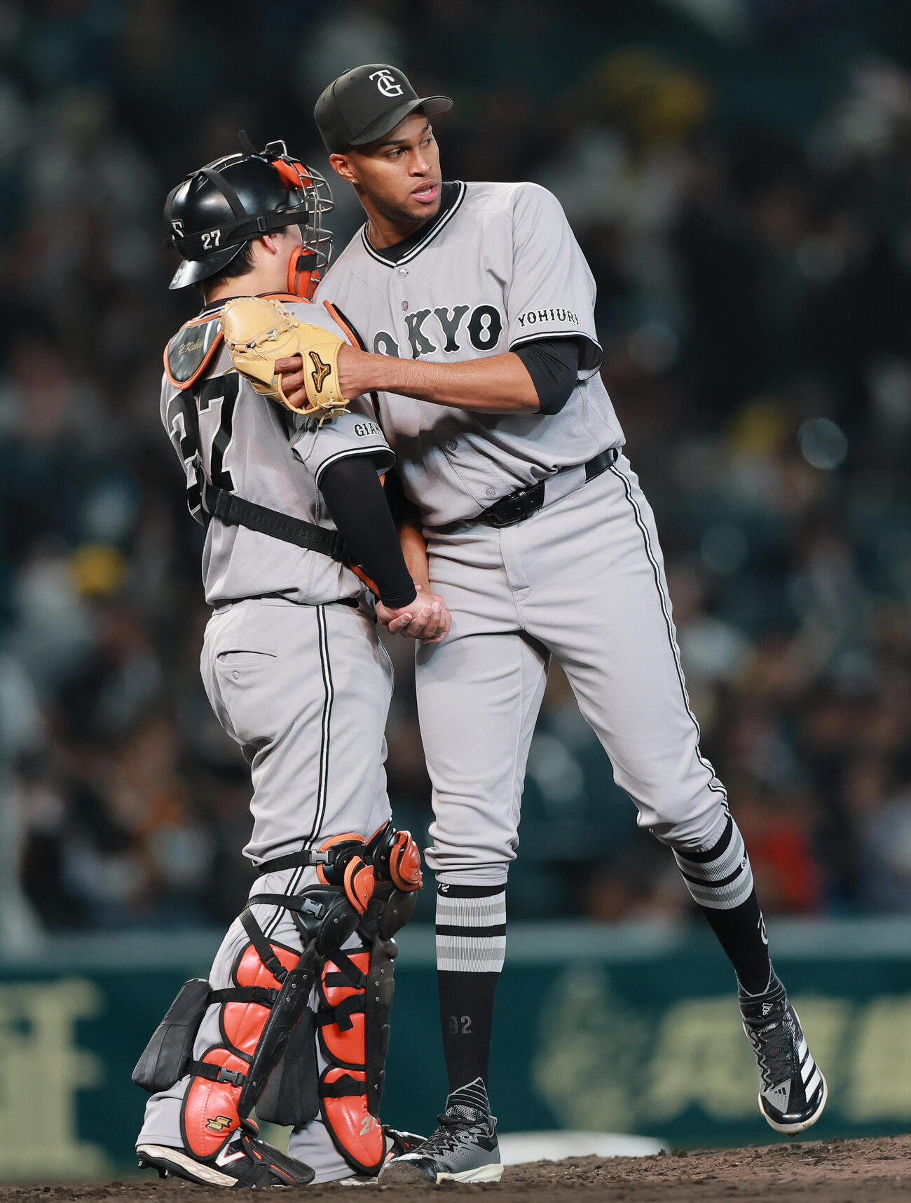 阪神対巨人　阪神に勝利し、試合を締めたマルティネス（右）は捕手岸田と握手をかわす（撮影・上山淳一）