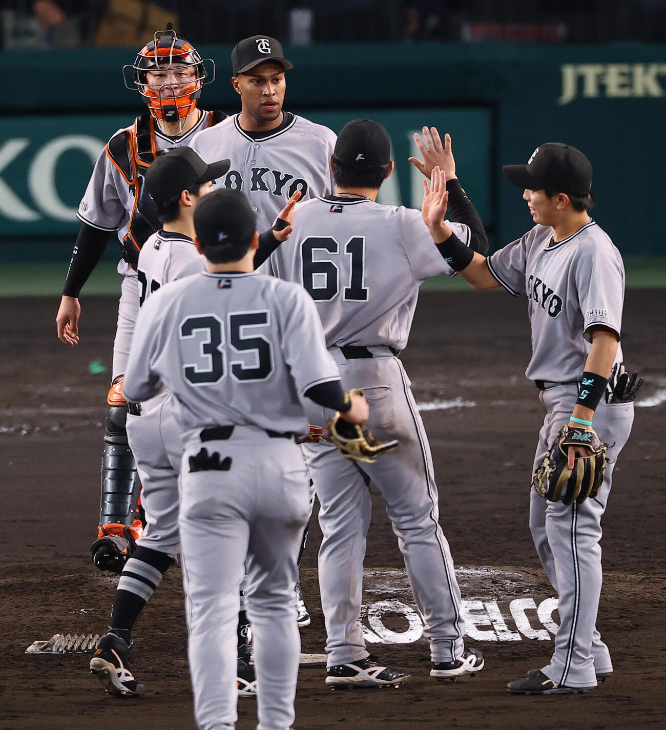 阪神対巨人　阪神に勝利した巨人ナインはハイタッチする（撮影・上田博志）