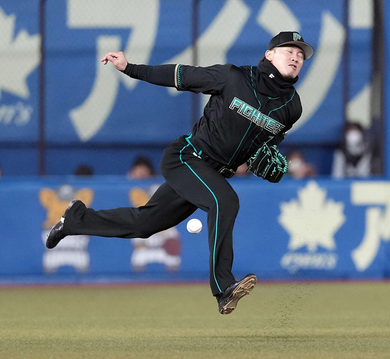 ロッテ対日本ハム　5回裏ロッテ1死一塁、藤岡の打球を左翼手西川がファンブルし二塁打とされる（撮影・たえ見朱実）