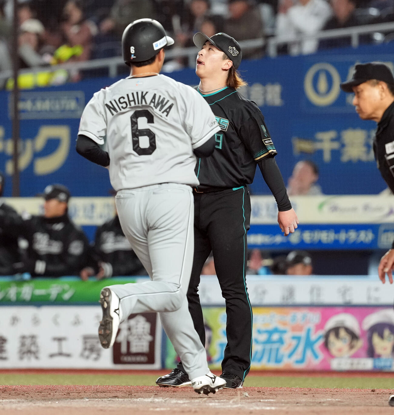 ロッテ対日本ハム　3回裏、ロッテに勝ち越しを許し顔をしかめる細野（右）（撮影・たえ見朱実）