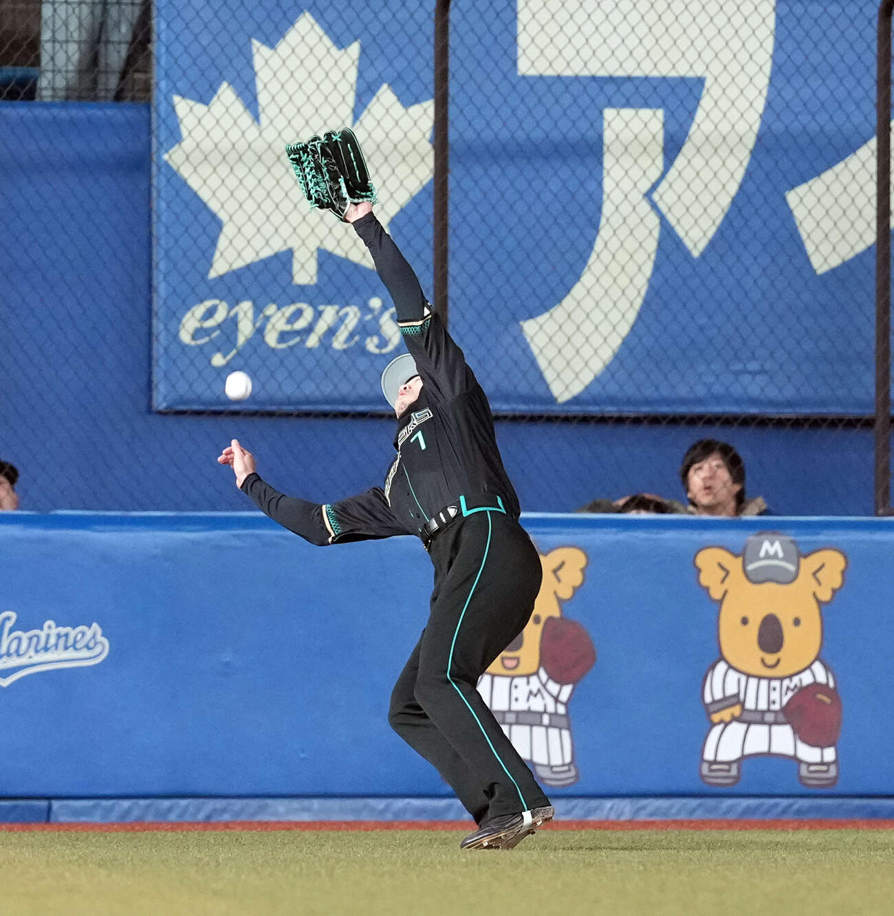 ロッテ対日本ハム　2回裏ロッテ無死、ソトの飛球を後逸する左翼手西川（撮影・たえ見朱実）