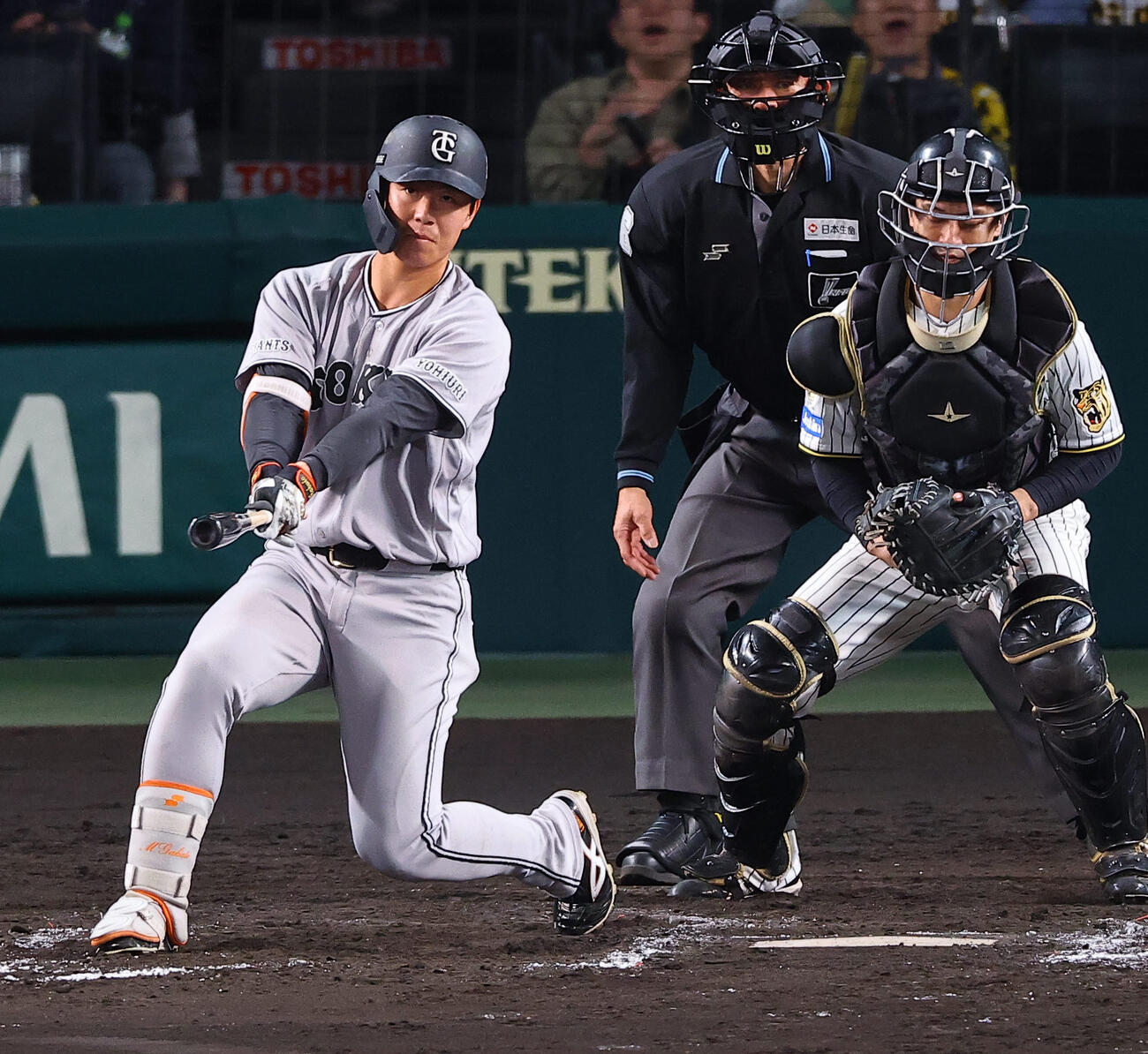 阪神対巨人　9回表巨人1死二塁、皆川は三振に倒れる（撮影・上田博志）
