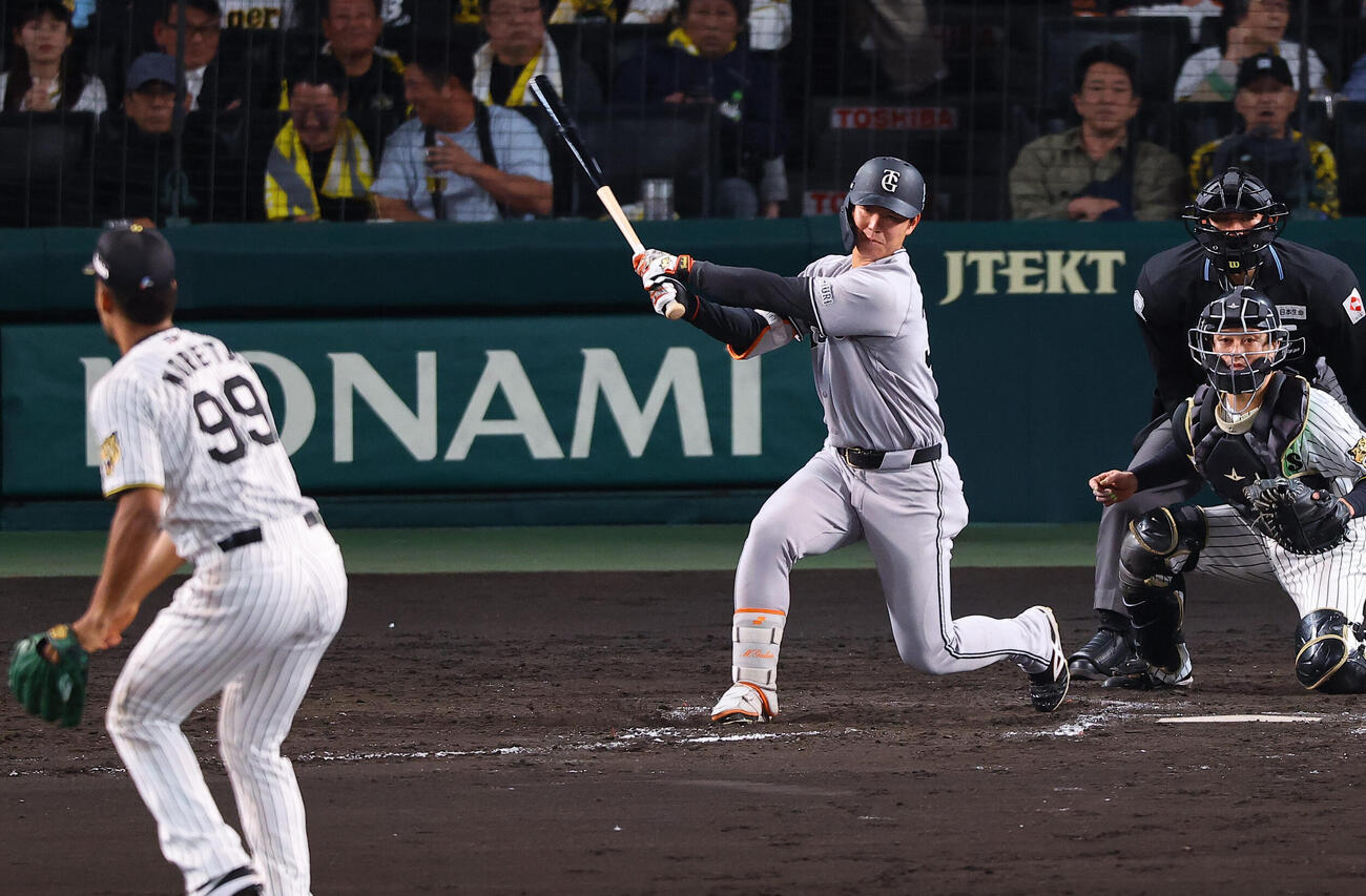 阪神対巨人　9回表巨人1死二塁、皆川は三振に倒れる（撮影・上田博志）