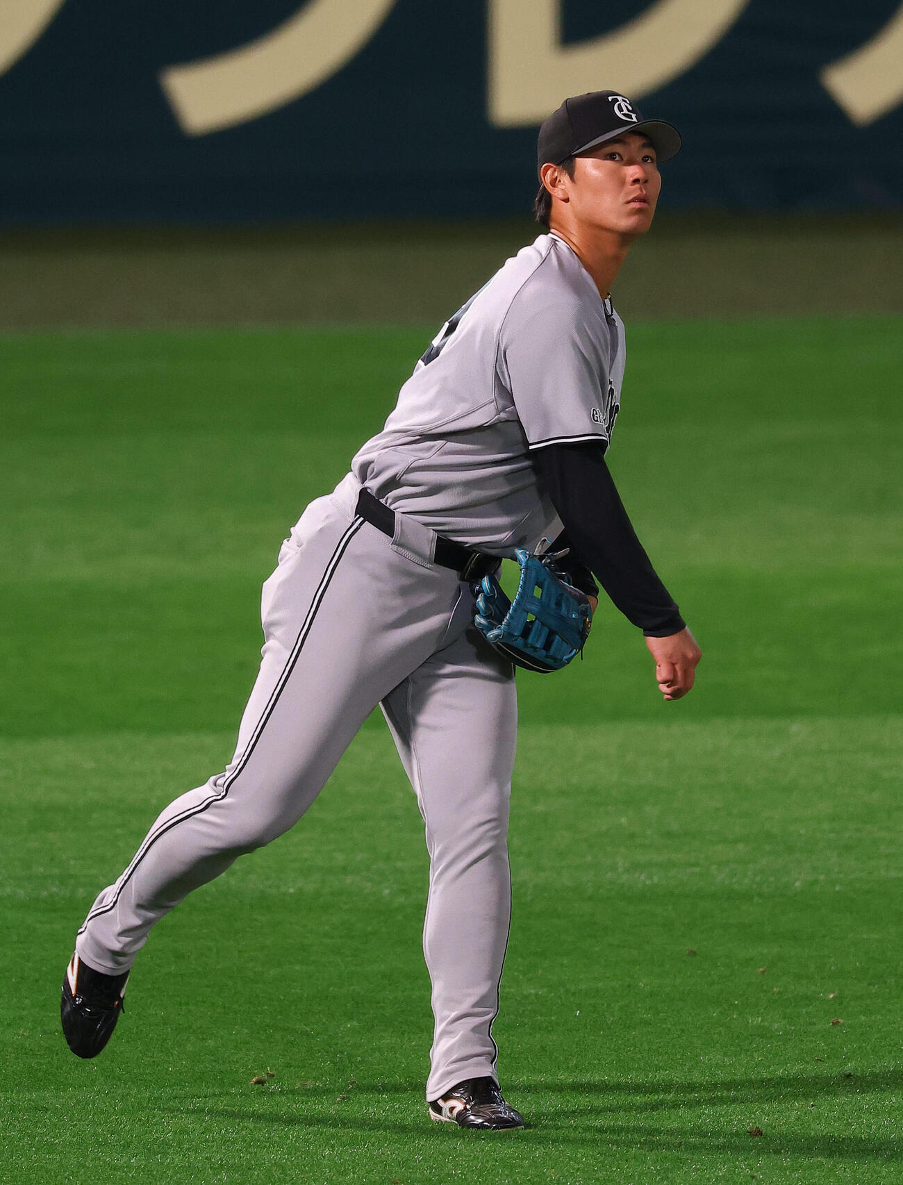 阪神対巨人　8回、右翼を守る皆川（撮影・上田博志）