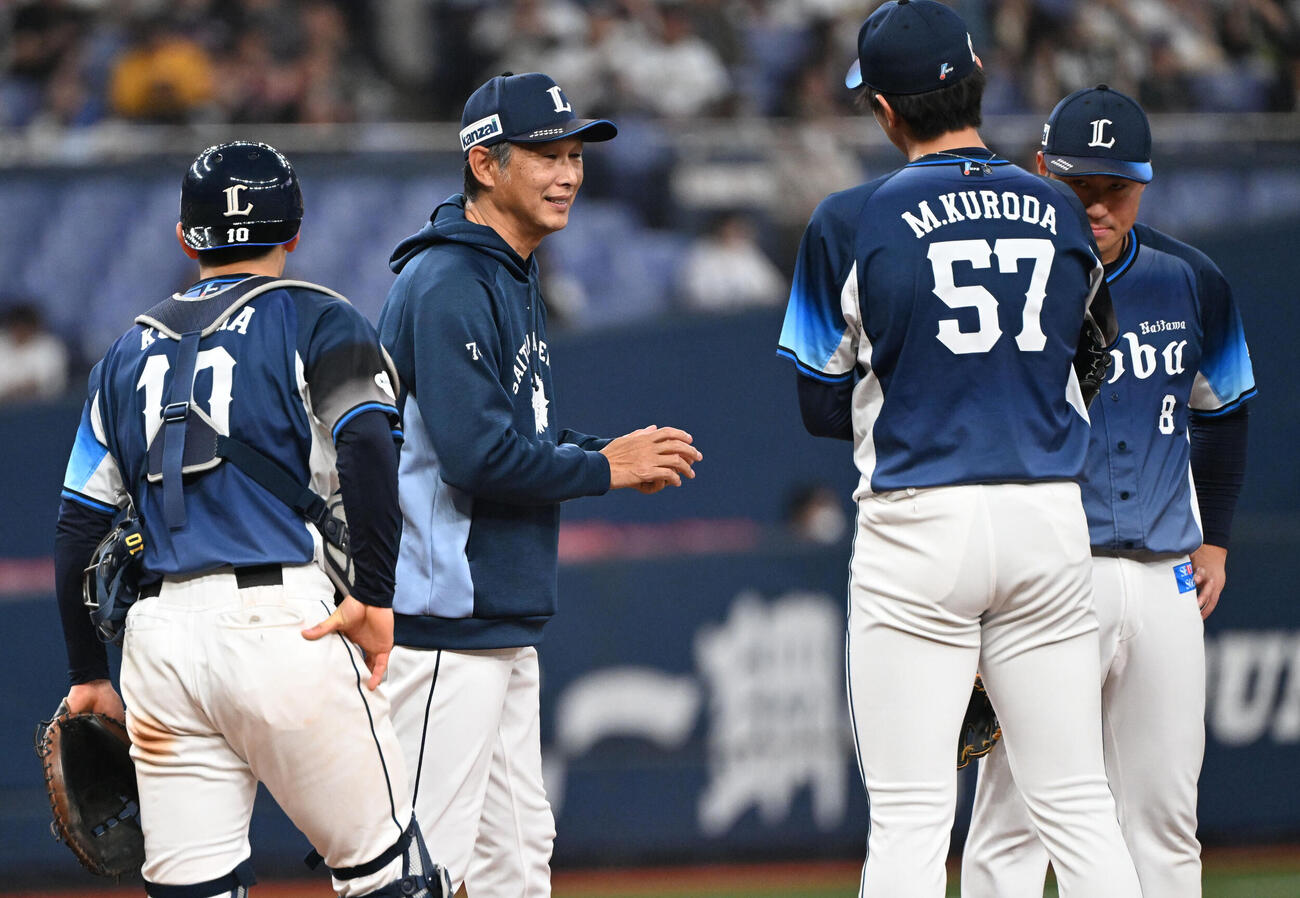 オリックス対西武　7回途中、黒田将矢から浜屋将太にスイッチする西武西口監督（撮影・和賀正仁）