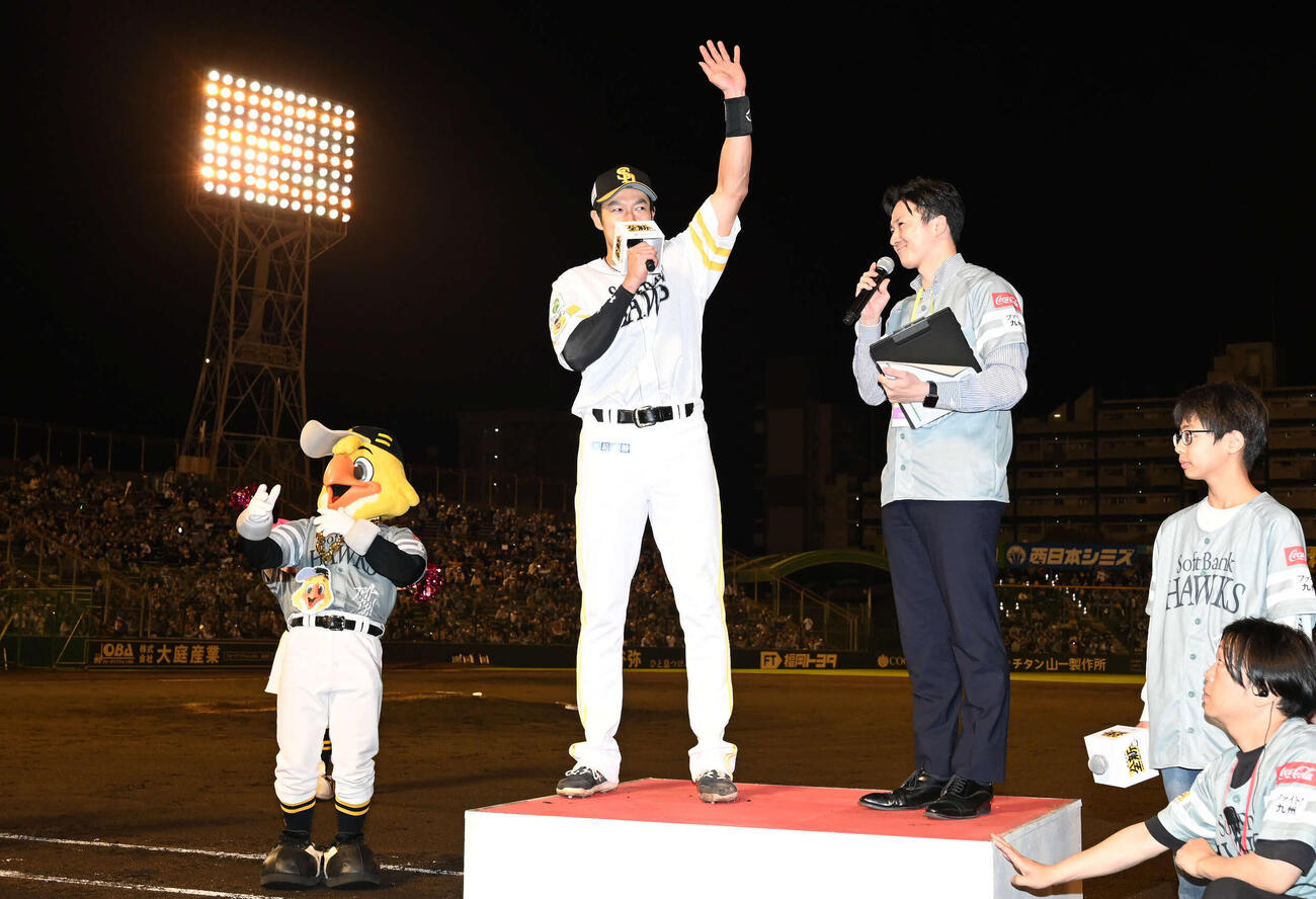 ソフトバンク対楽天　ヒーローインタビューに応じる柳田（中央）（撮影・林敢治）