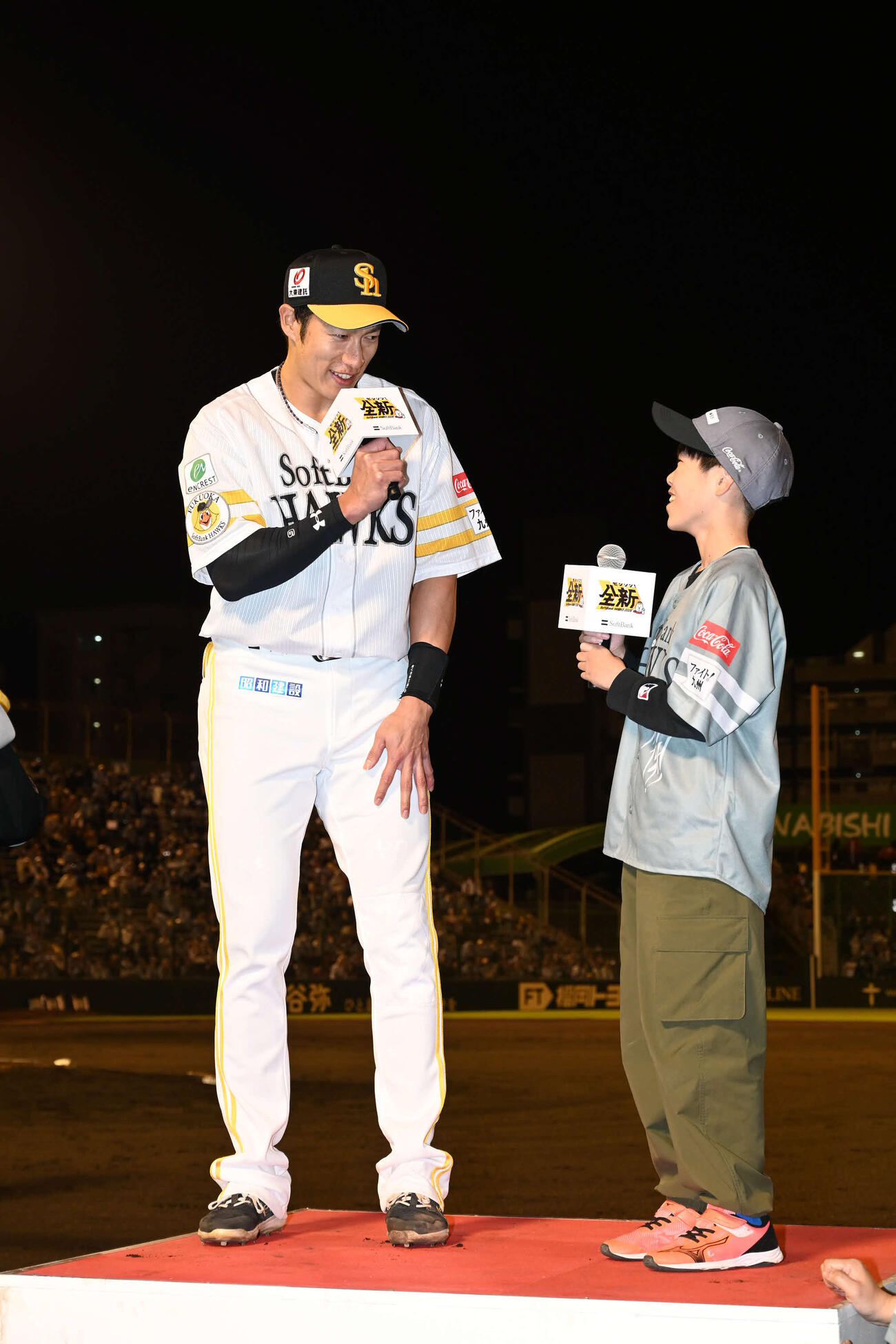 ソフトバンク対楽天　子ども質問インタビューに笑顔で応える柳田（左）（撮影・林敢治）