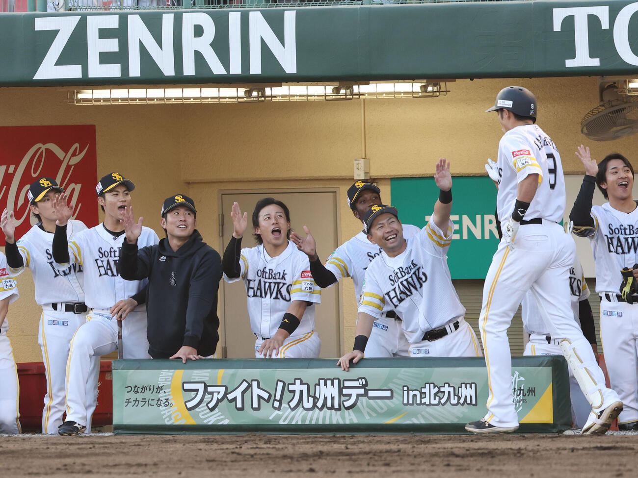 ソフトバンク対楽天　1回裏ソフトバンク1死二、三塁、柳田は左中間に先制3点本塁打を放ちベンチのナインとハイタッチ（撮影・梅根麻紀）