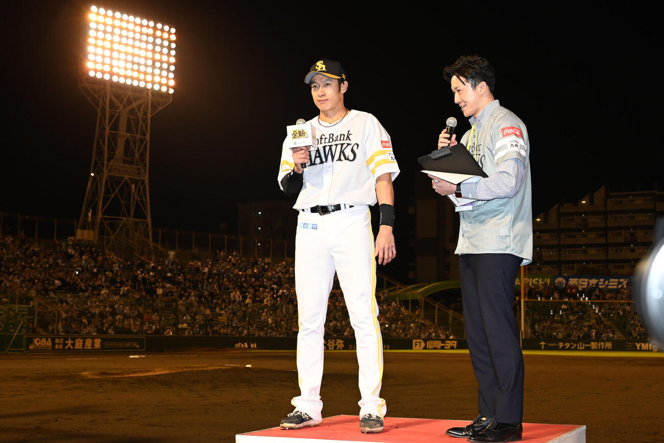 ソフトバンク対楽天　ヒーローインタビューに応じる柳田（撮影・林敢治）